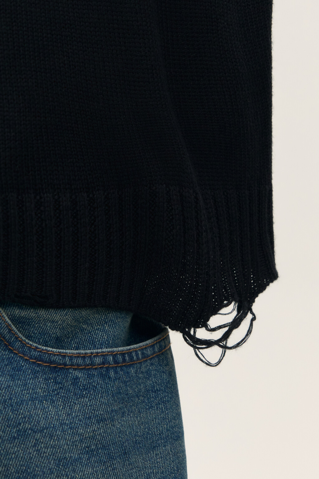 Жилет вязаный рваный с принтом - цвет черный - 7