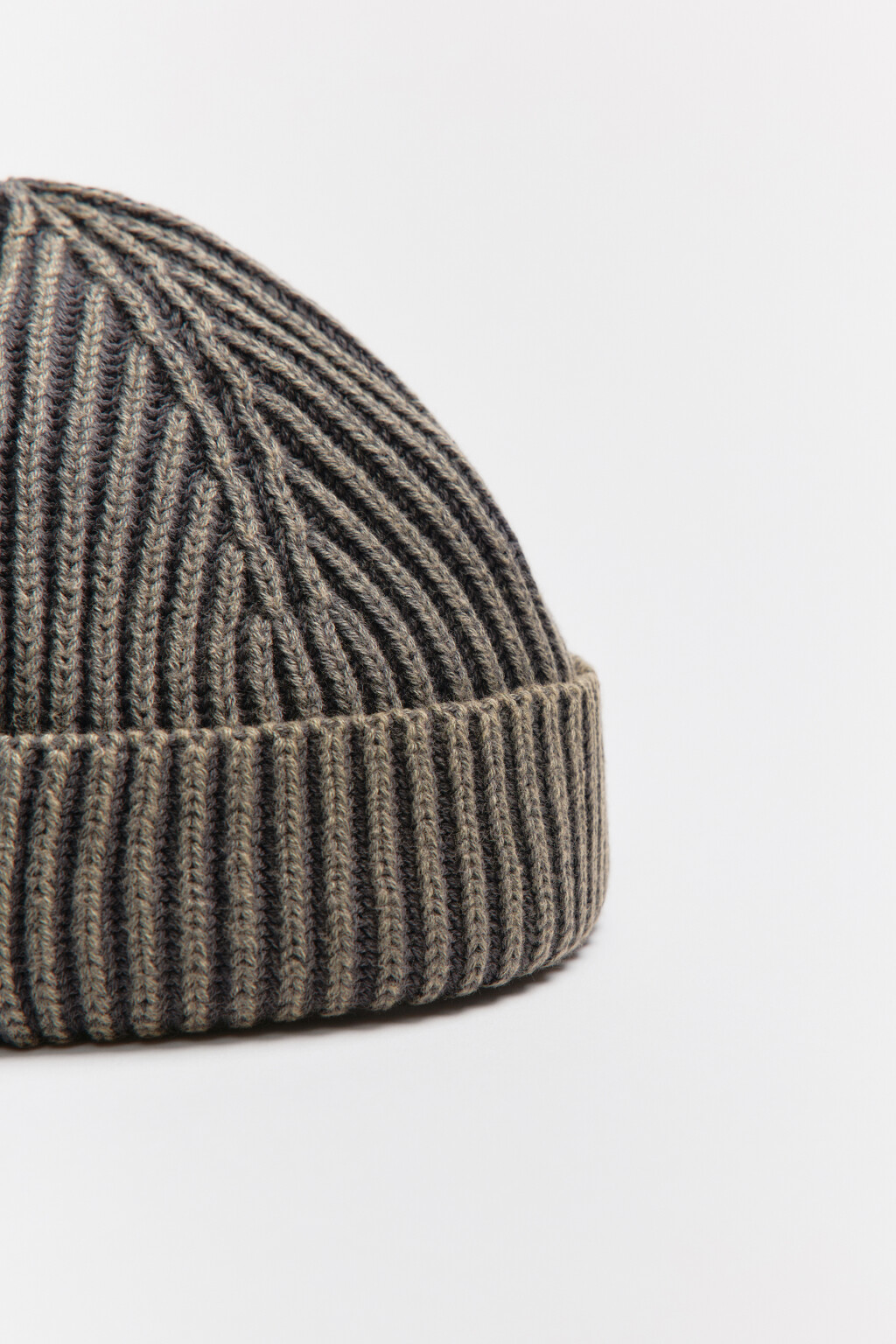 Шапка в рубчик короткая до ушей - цвет серый - 4
