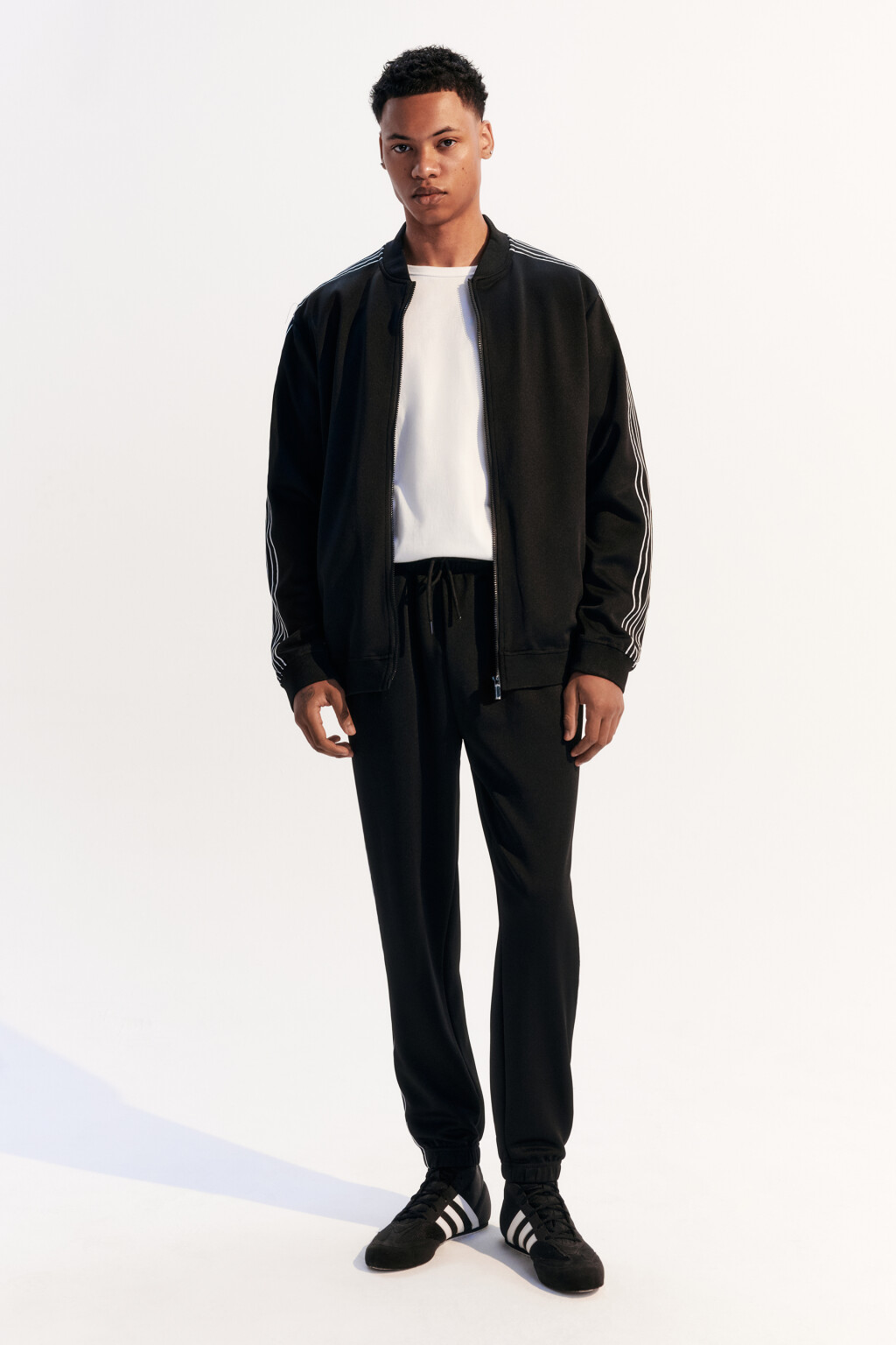 Брюки-джоггеры спортивные с лампасами - цвет черный - 4