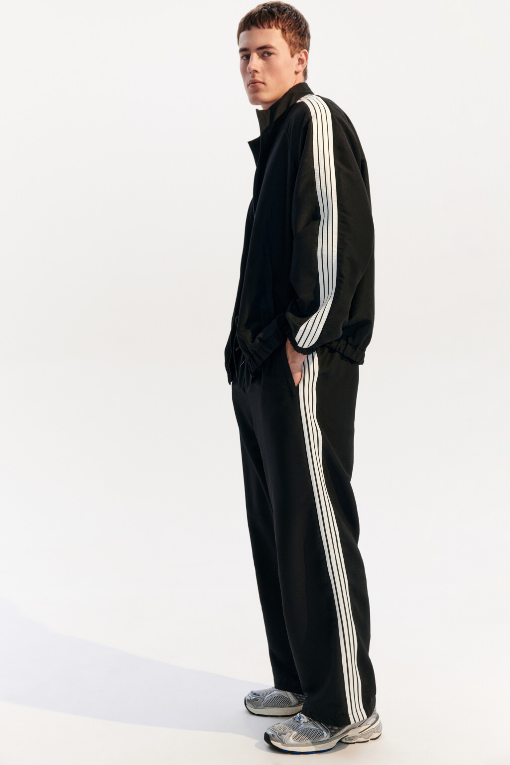 Брюки спортивные с лампасами - цвет черный - 1