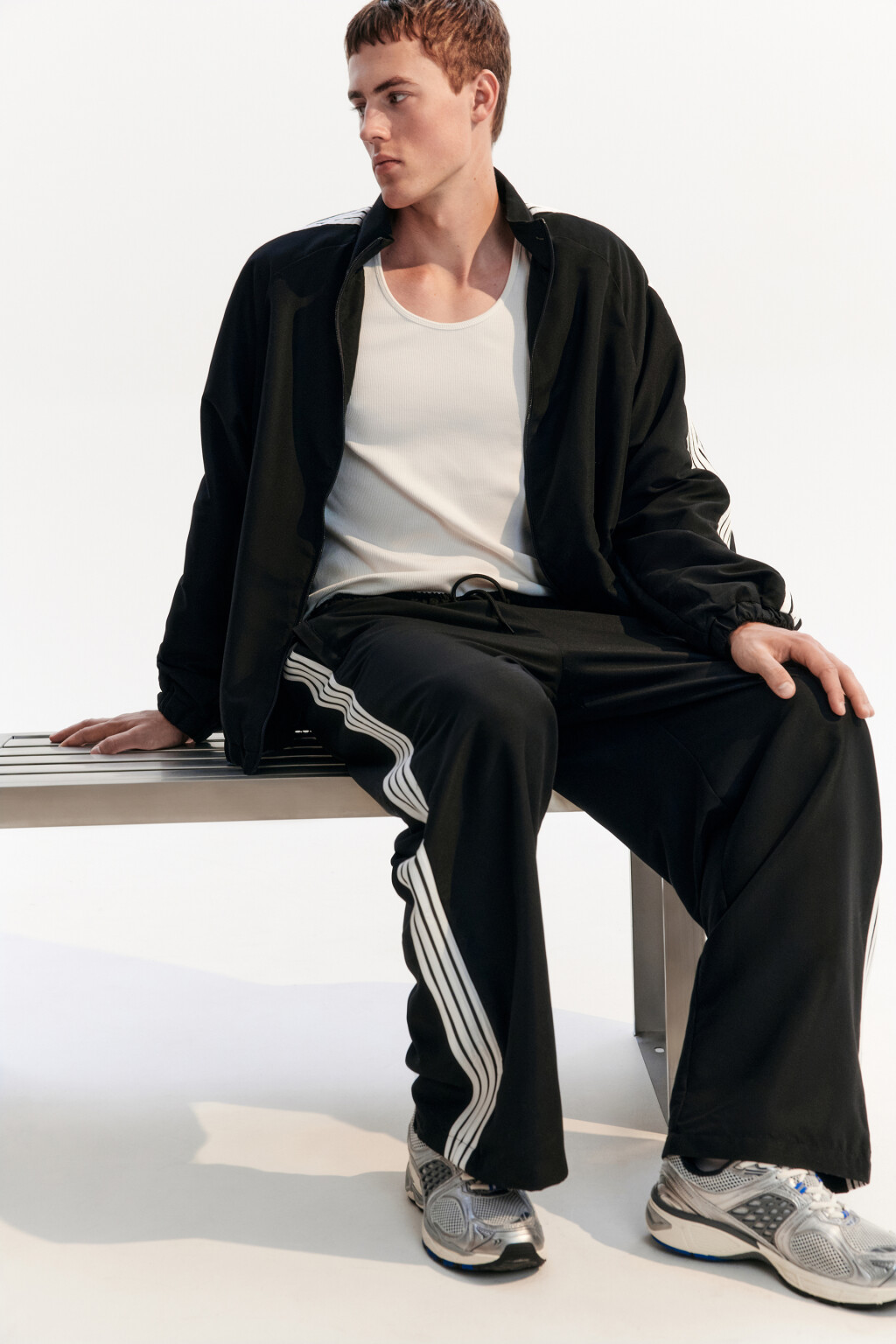 Брюки спортивные с лампасами - цвет черный - 2