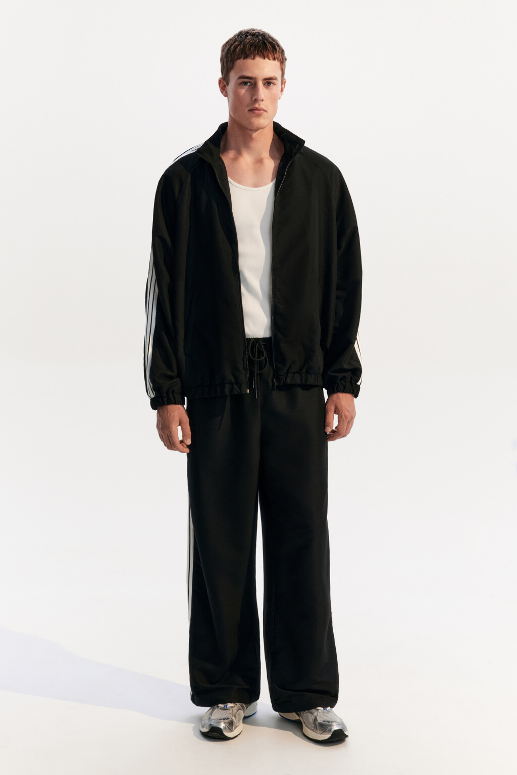 Брюки спортивные с лампасами - цвет черный - 3