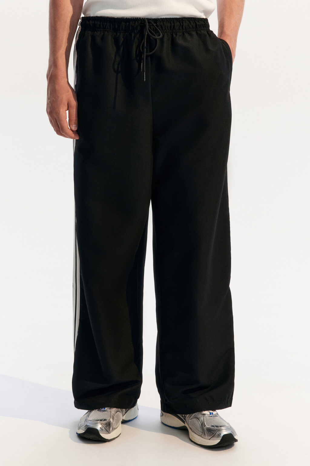Брюки спортивные с лампасами - цвет черный - 4