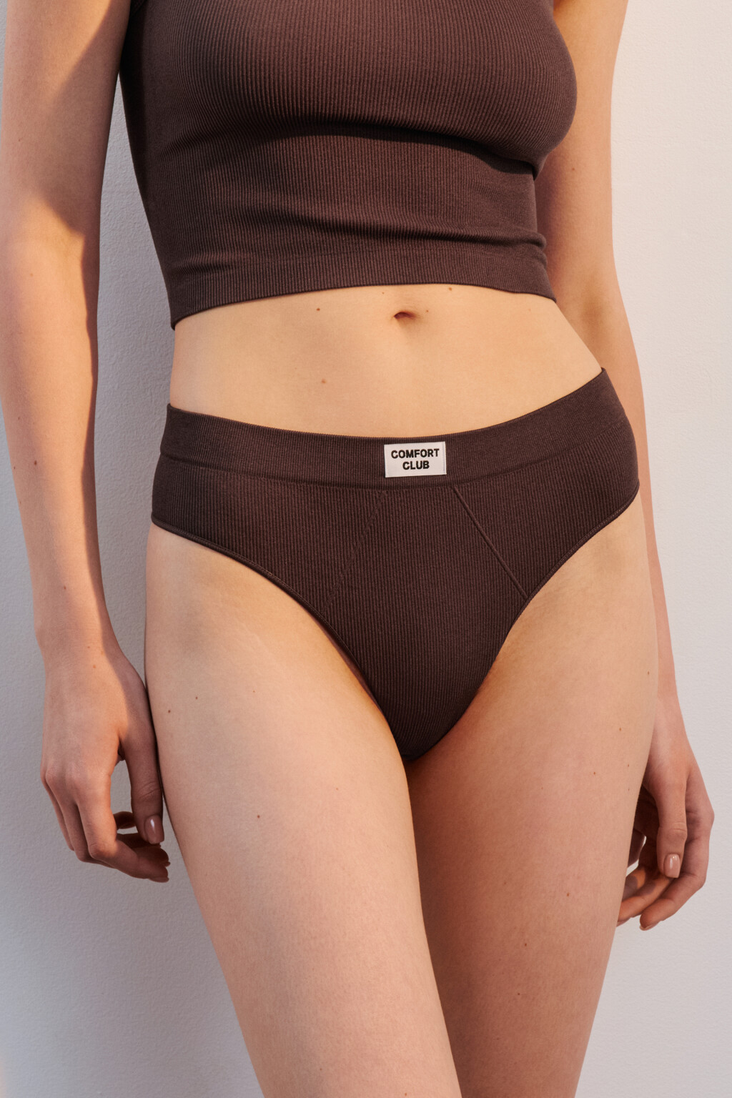 Трусы-стринги бесшовные с рельефами - цвет коричневый - 2