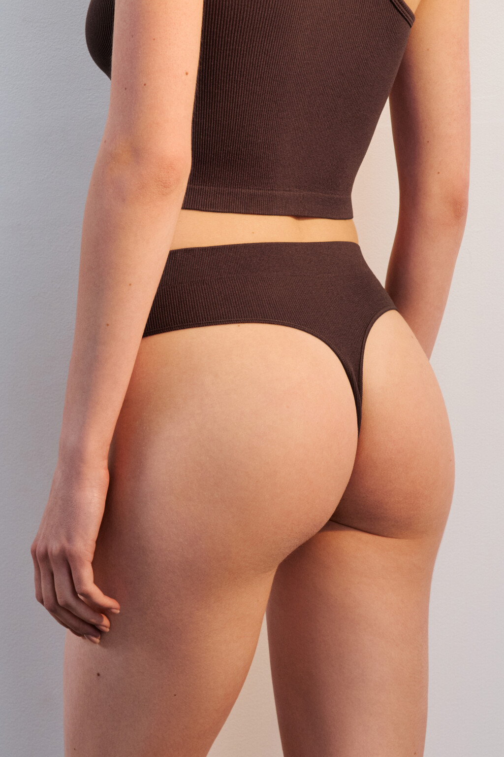 Трусы-стринги бесшовные с рельефами - цвет коричневый - 3