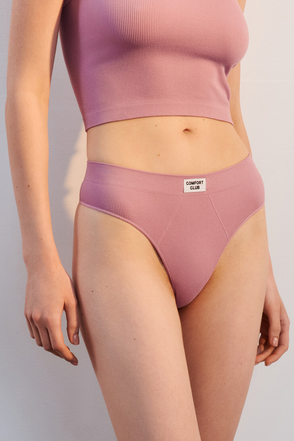 Трусы-стринги бесшовные с рельефами - цвет розовый - 2