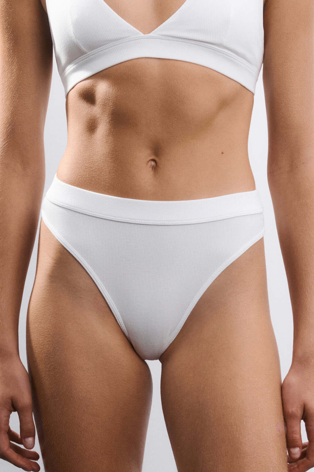 Трусы-стринги в рубчик из трикотажа - цвет белый - 3