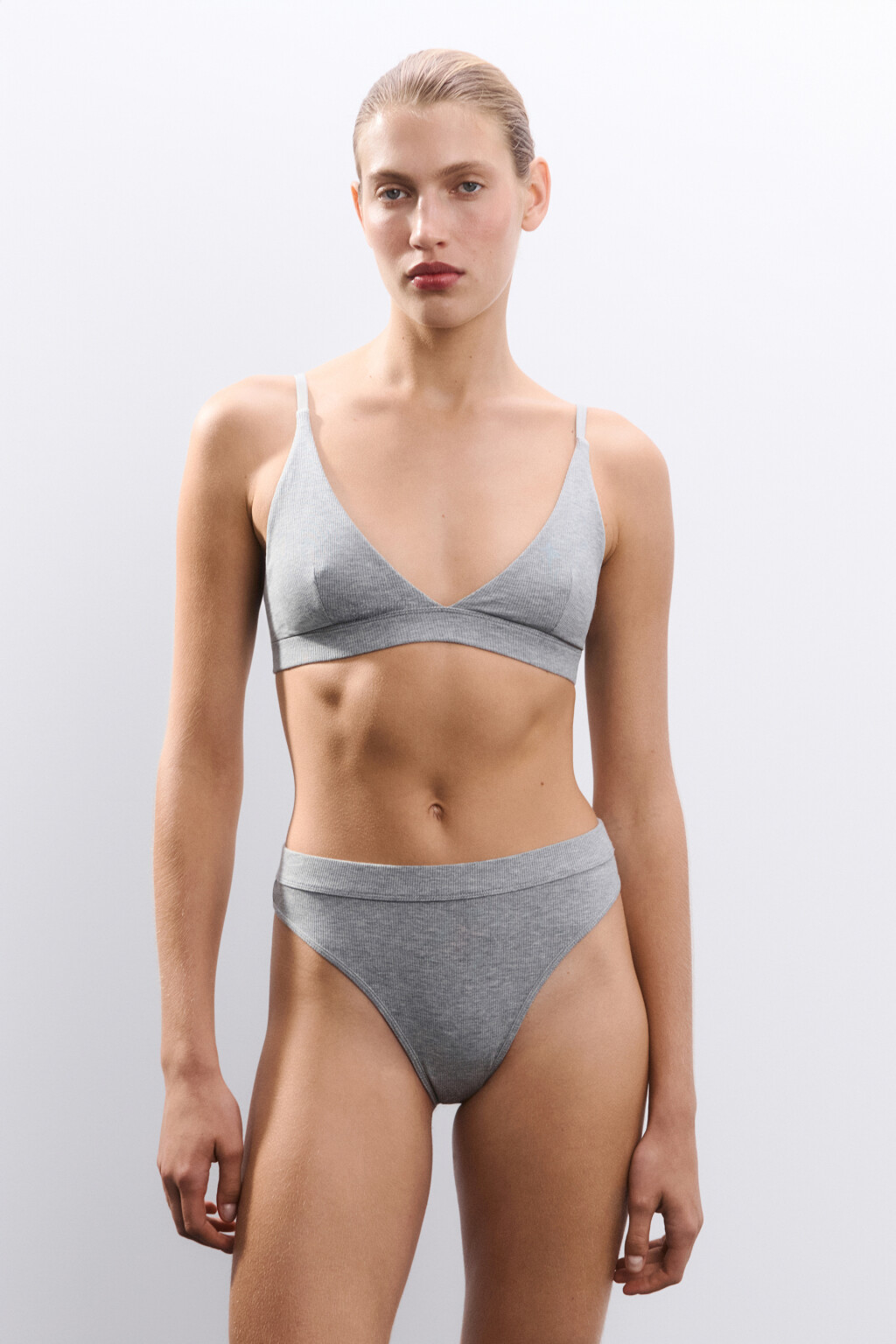 Трусы-стринги в рубчик из трикотажа - цвет серый - 4