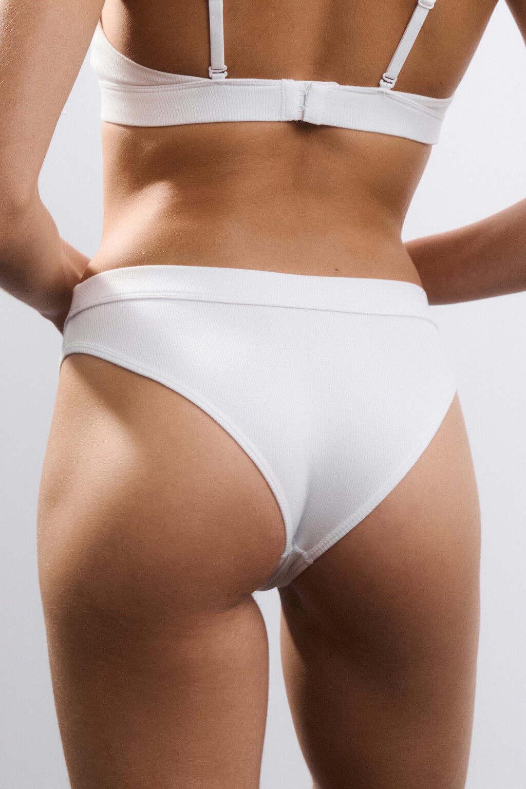 Трусы-бразильяна в рубчик из трикотажа - цвет белый - 4