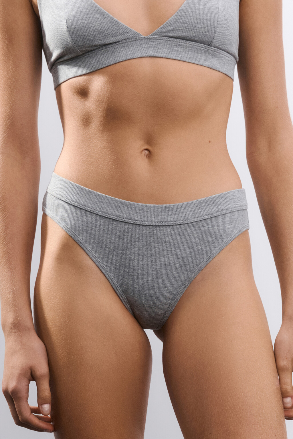 Трусы-бразильяна в рубчик из трикотажа - цвет серый - 3