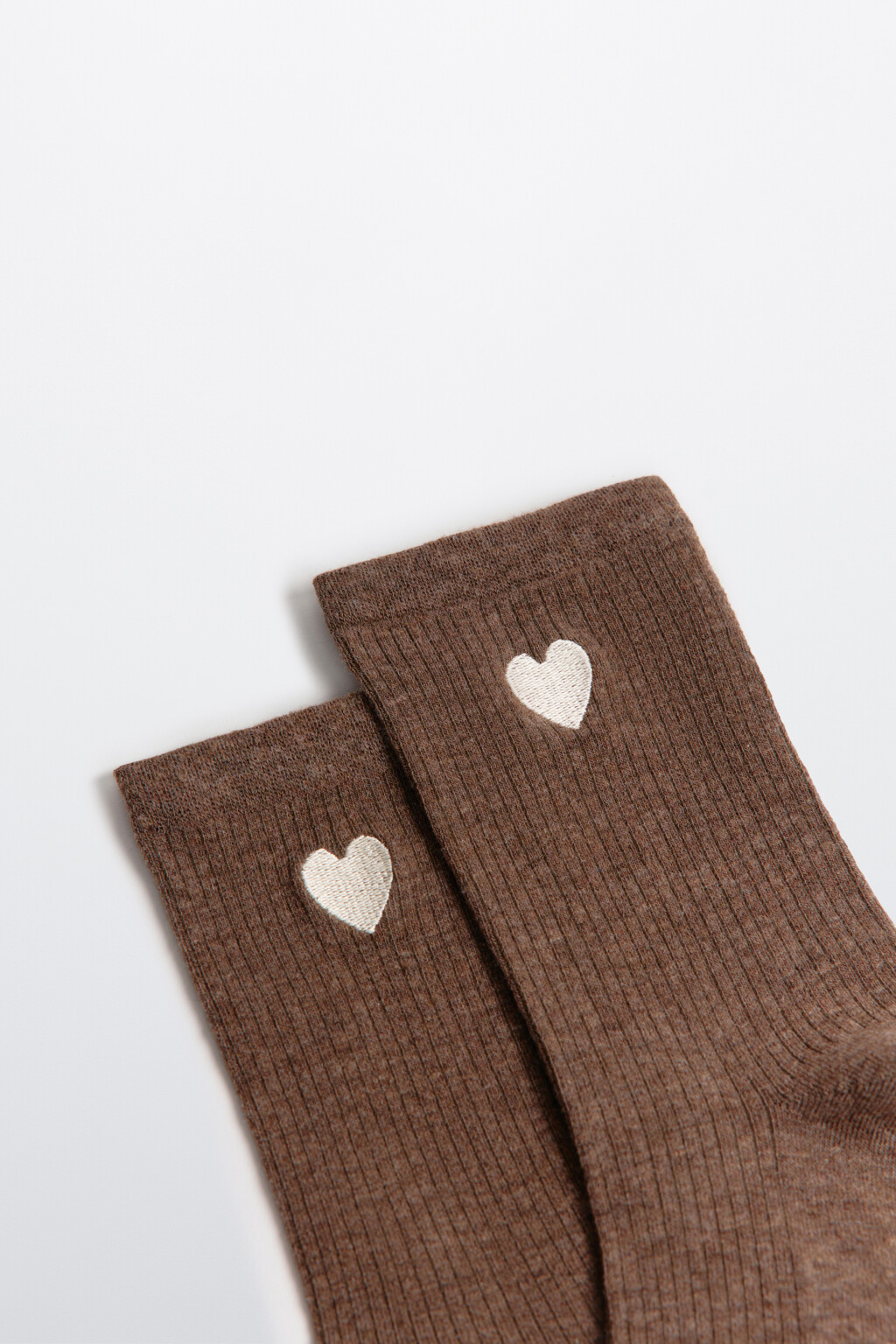 Носки высокие с вышивкой-сердечком - цвет коричневый - 2
