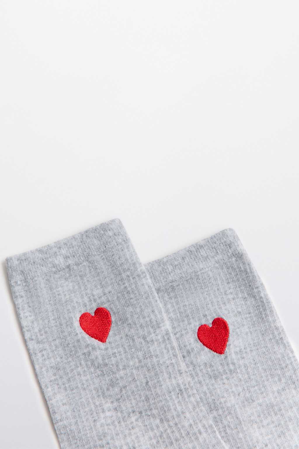 Носки высокие с вышивкой-сердечком - цвет серый - 2