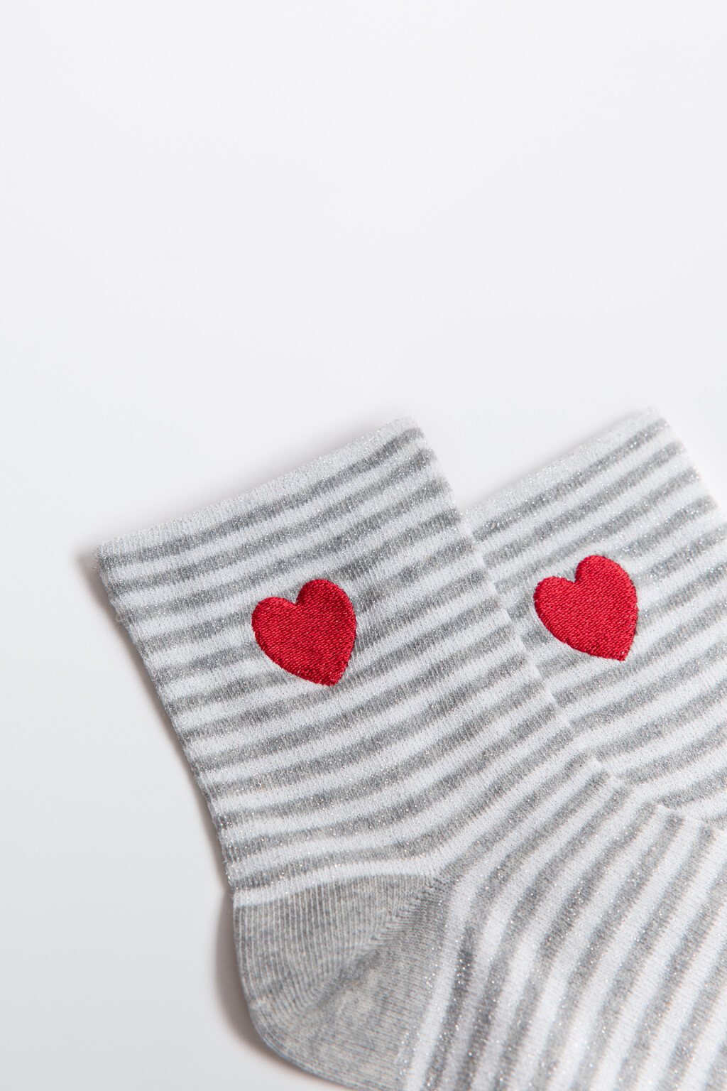 Носки в полоску с сердечками - цвет серый - 2