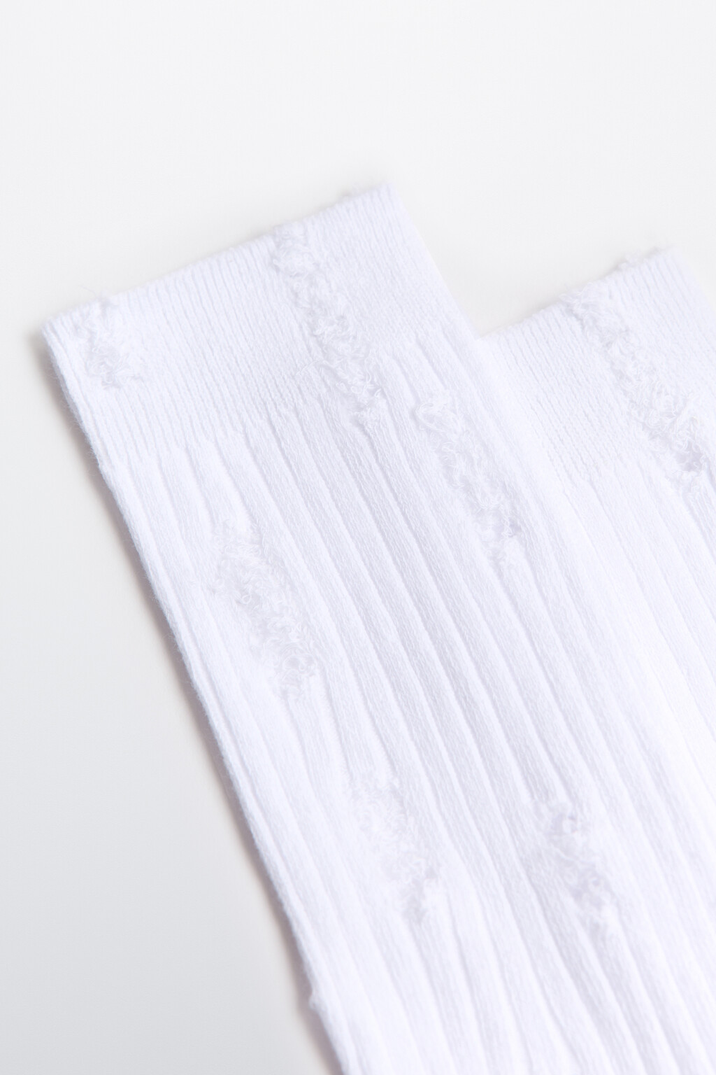 Гольфы рваные в рубчик - цвет белый - 3