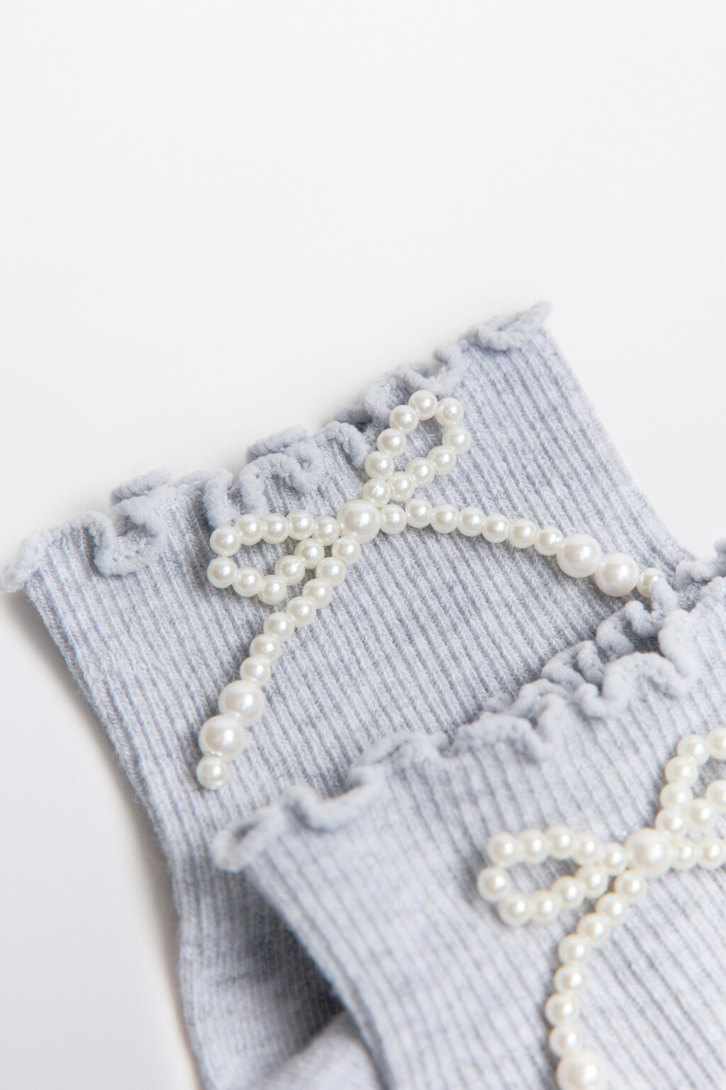 Носки с оборками и бантами из бусин - цвет серый - 2
