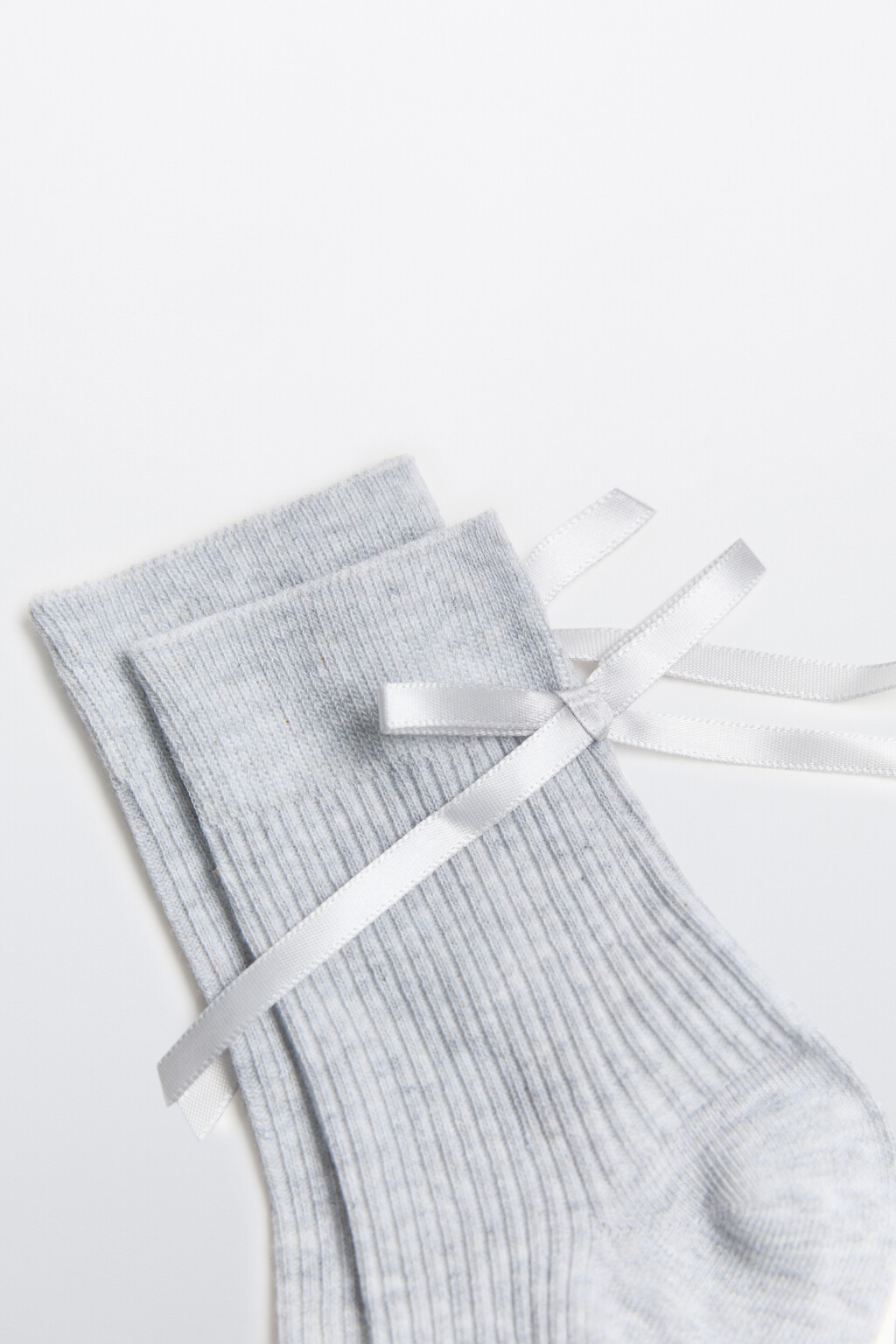 Носки в рубчик с атласным бантом - цвет серый - 2