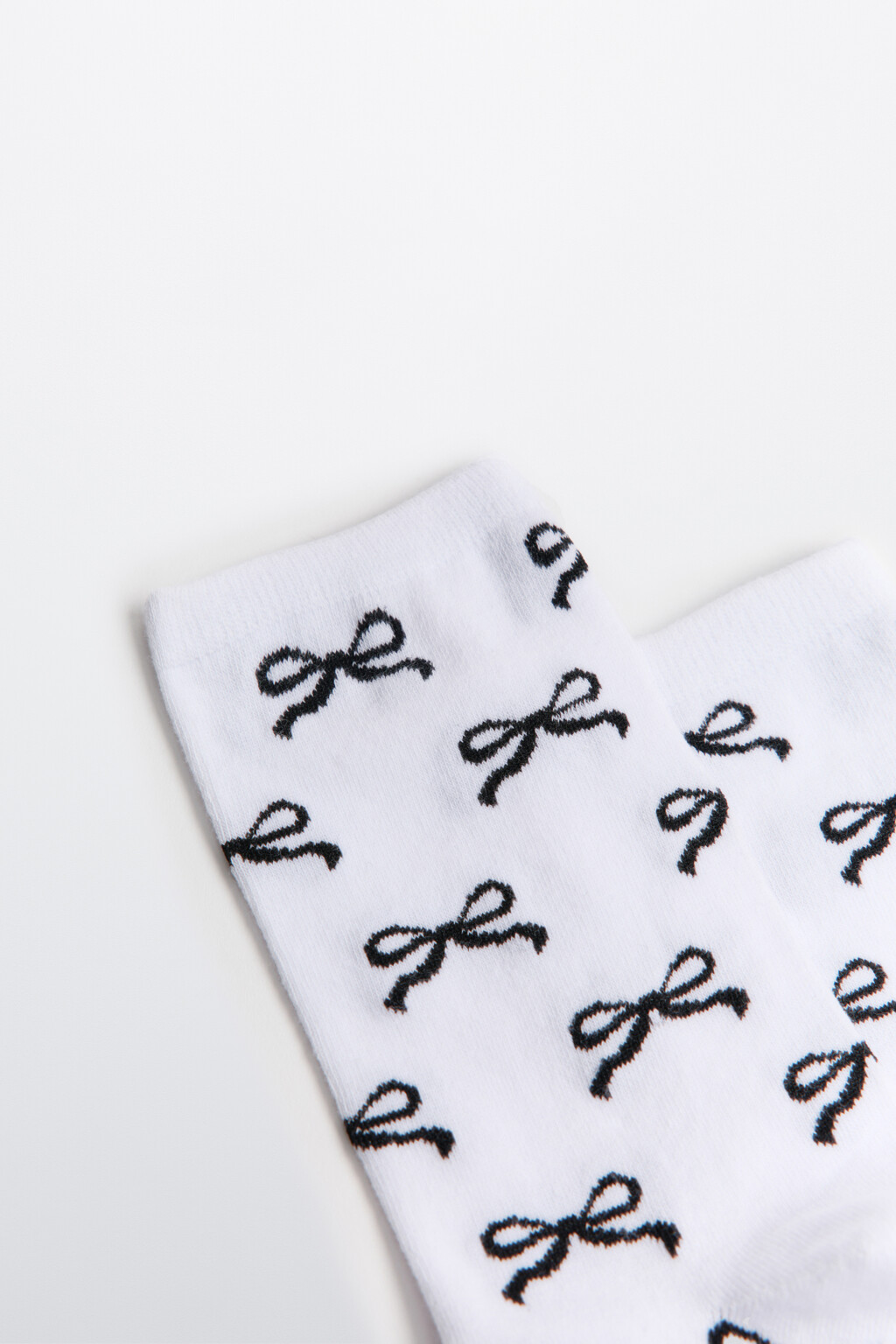 Носки высокие с принтом-бантиками - цвет белый - 2