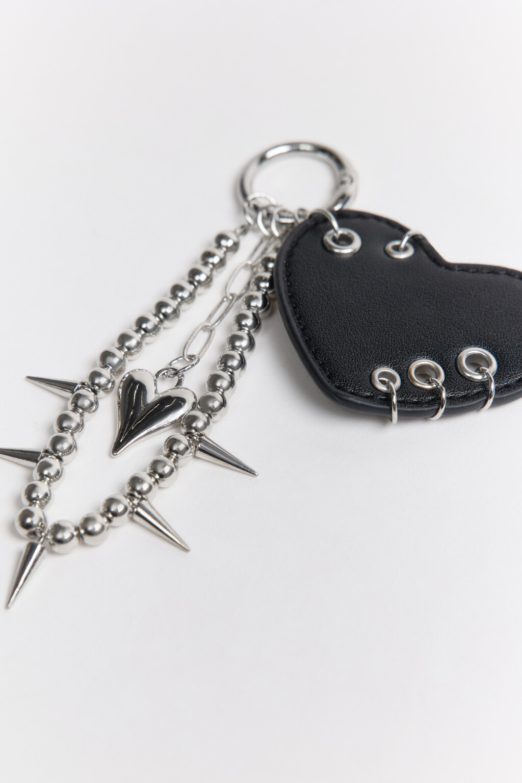 Брелок-обвес с сердцем и шипами - цвет серый - 2