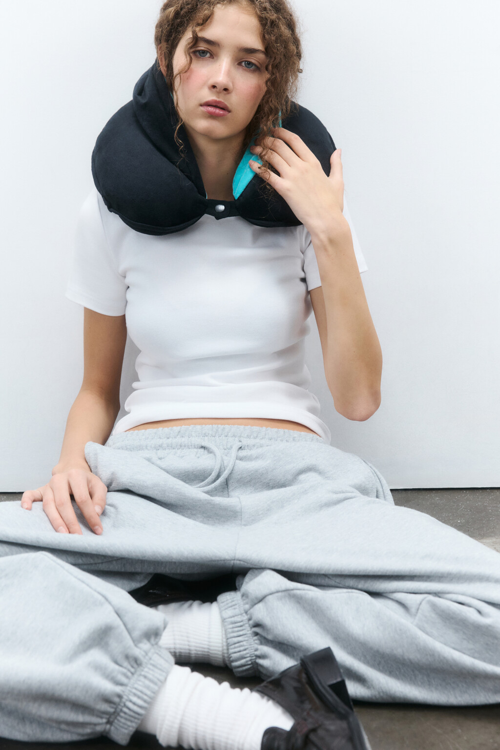 Подушка для шеи с капюшоном - цвет голубой - 4