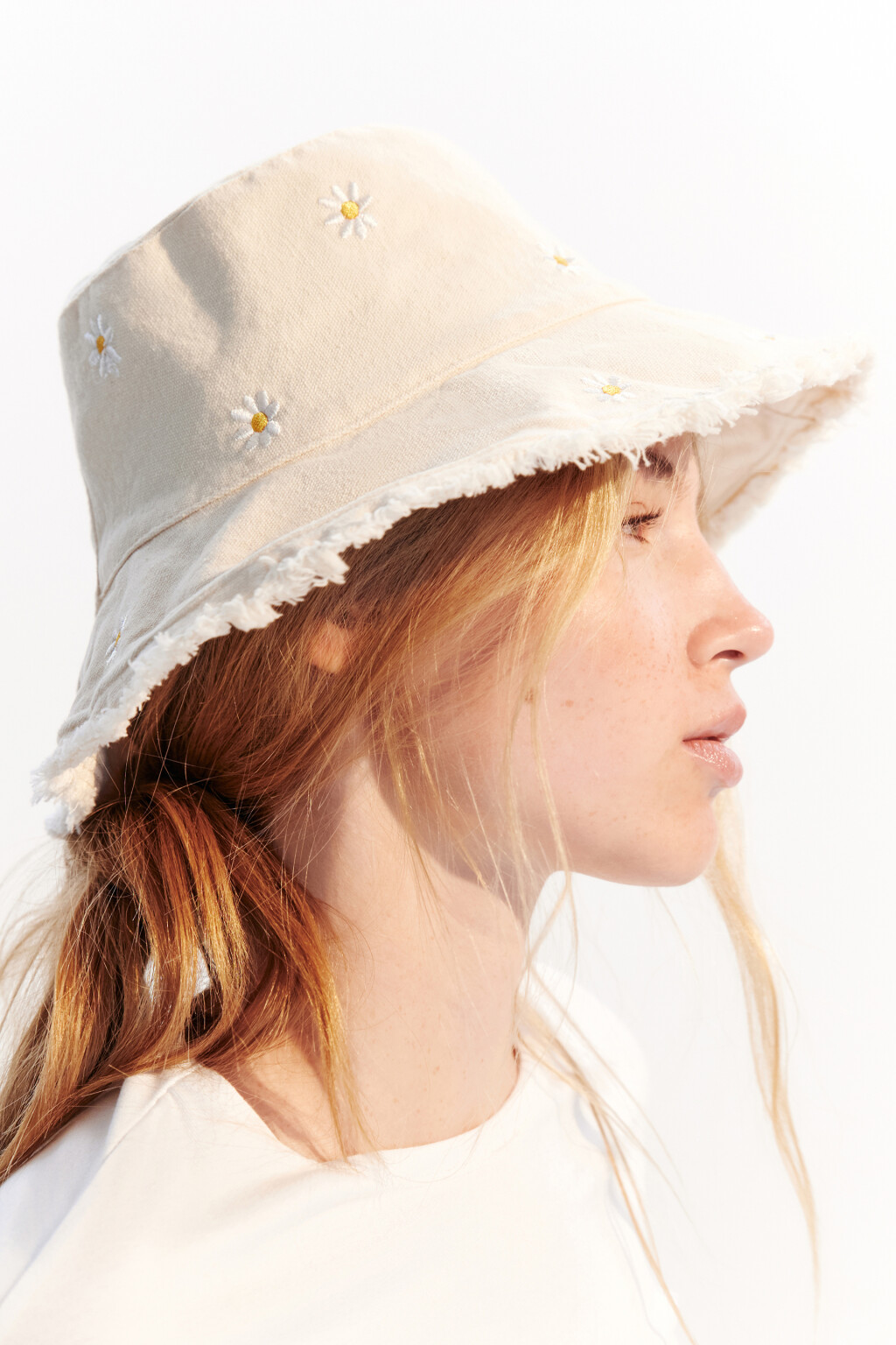 Панама широкая с цветочной вышивкой - цвет молочный - 2