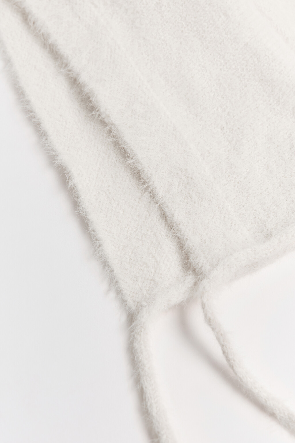 Шапка-чепчик с ушками и завязками - цвет белый - 2