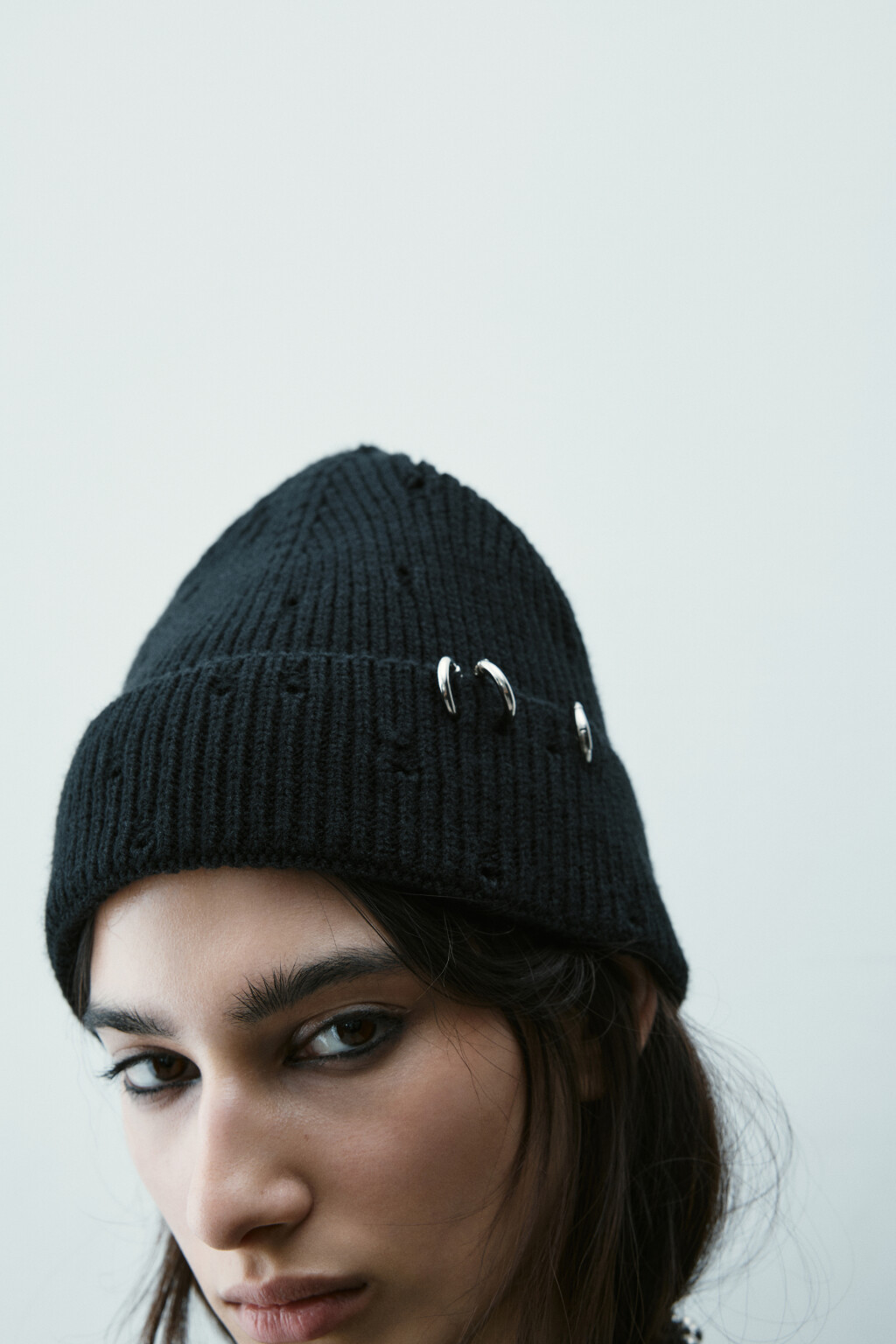 Шапка-бини с металлическим пирсингом - цвет черный - 5