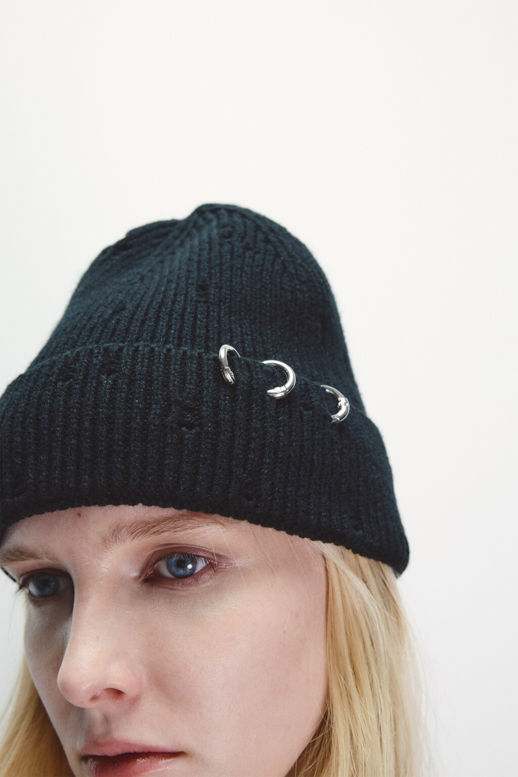 Шапка-бини с металлическим пирсингом - цвет черный - 1