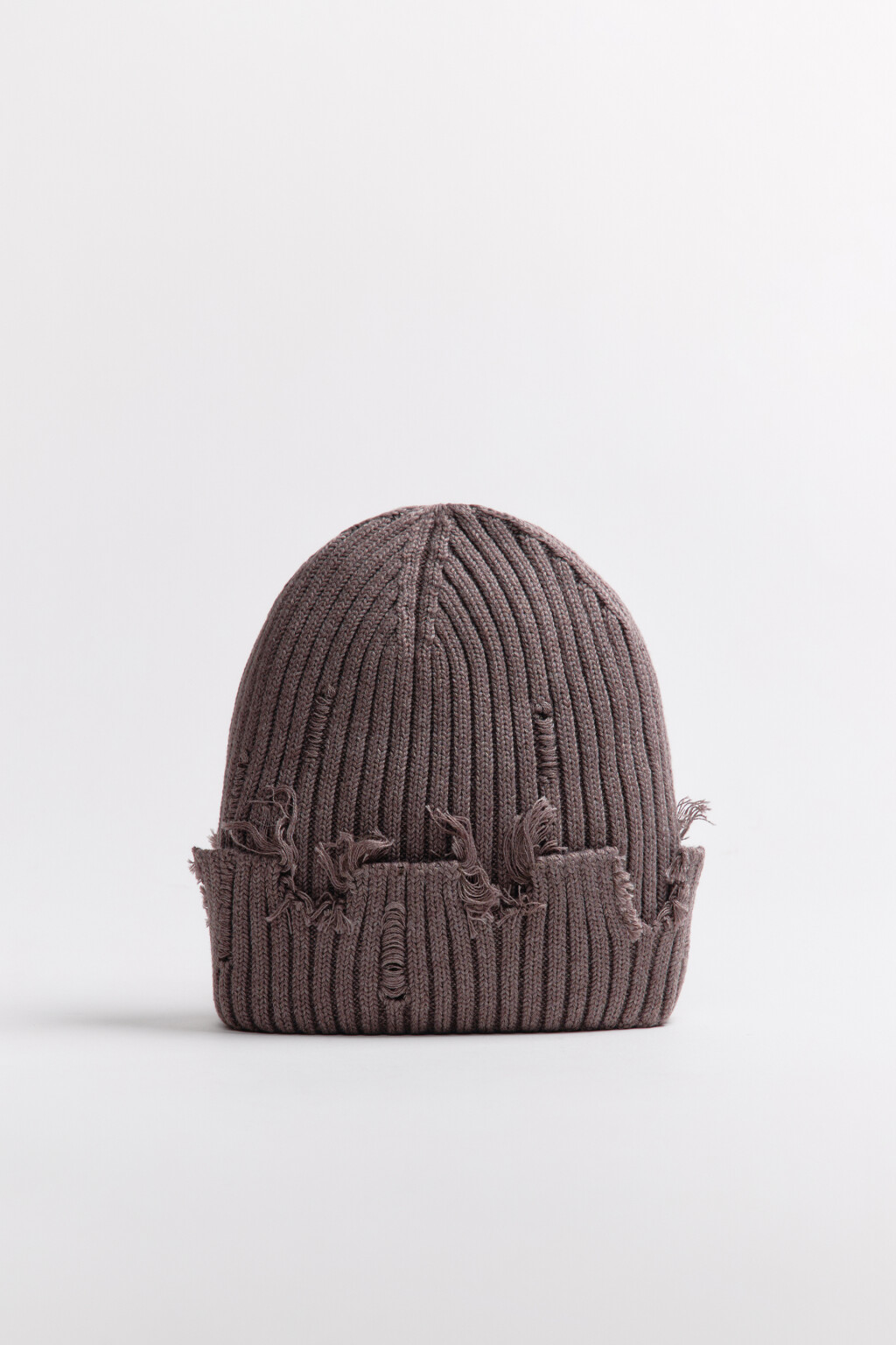 Шапка в рубчик с рваным декором - цвет серый - 4