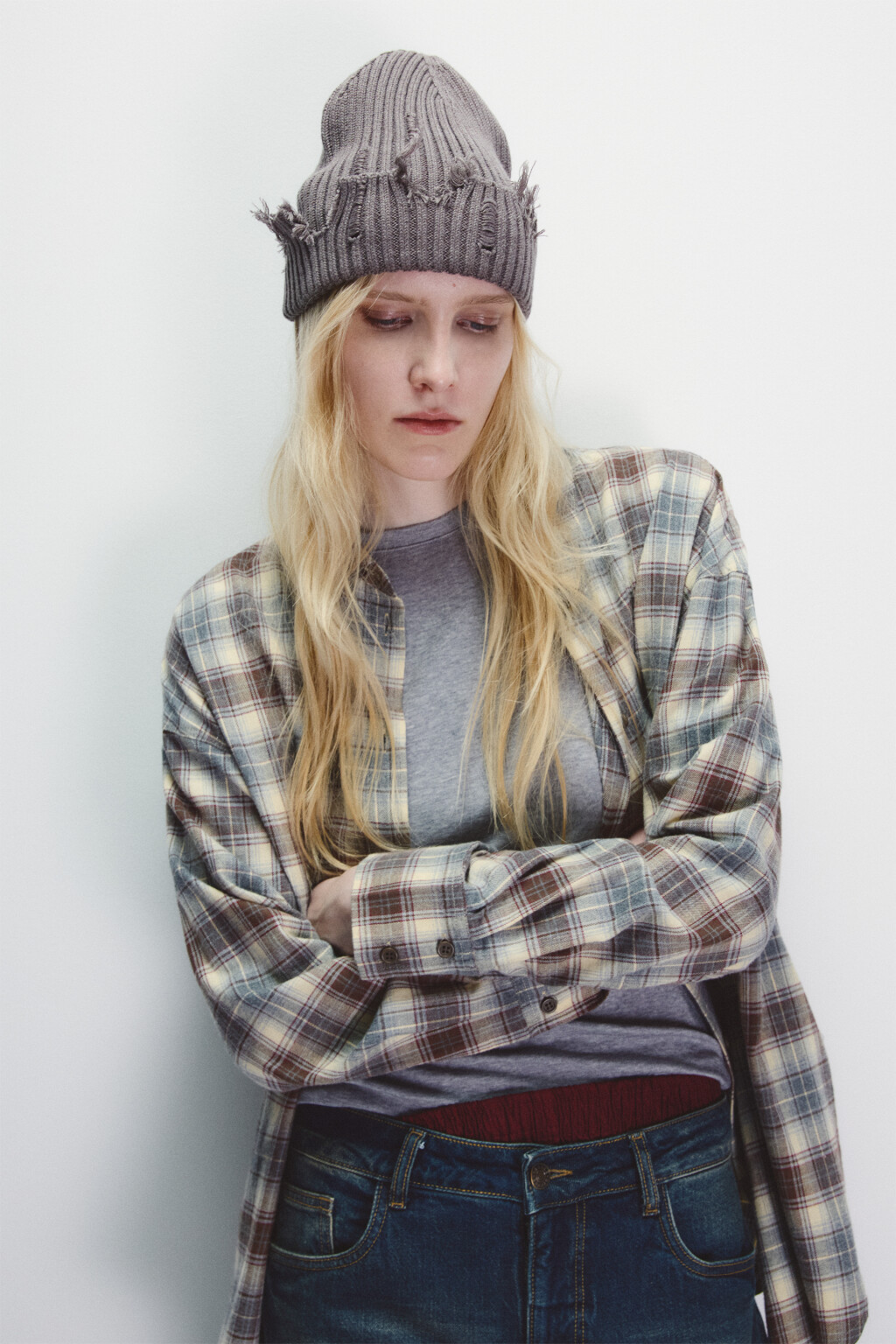 Шапка в рубчик с рваным декором - цвет серый - 2