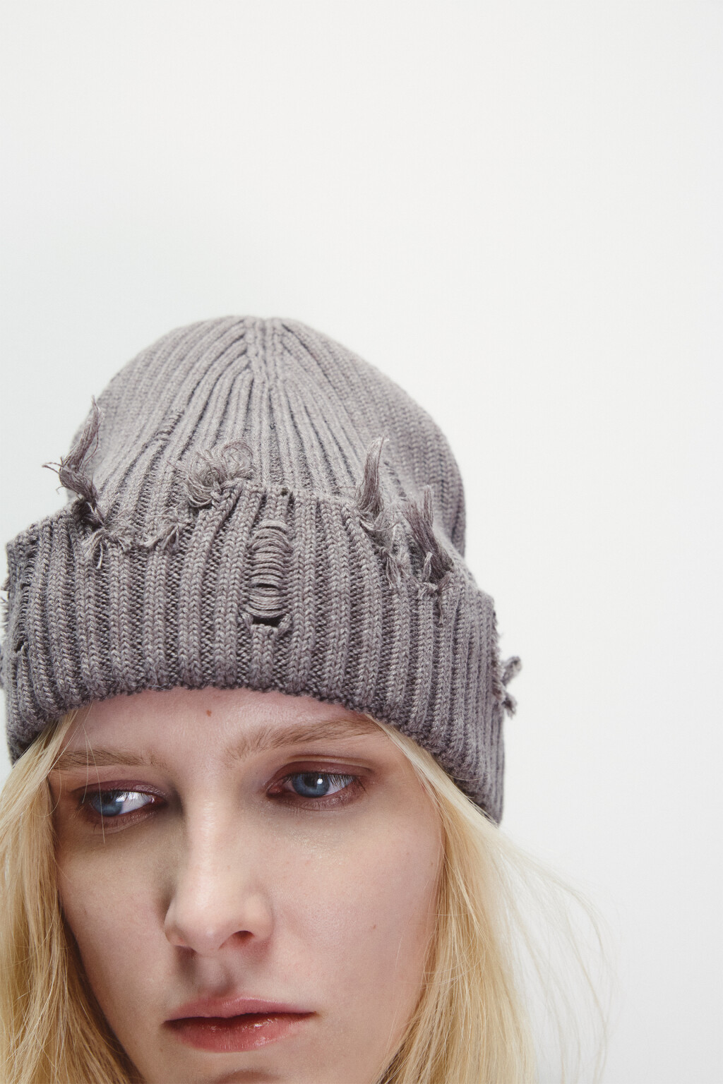 Шапка в рубчик с рваным декором - цвет серый - 3