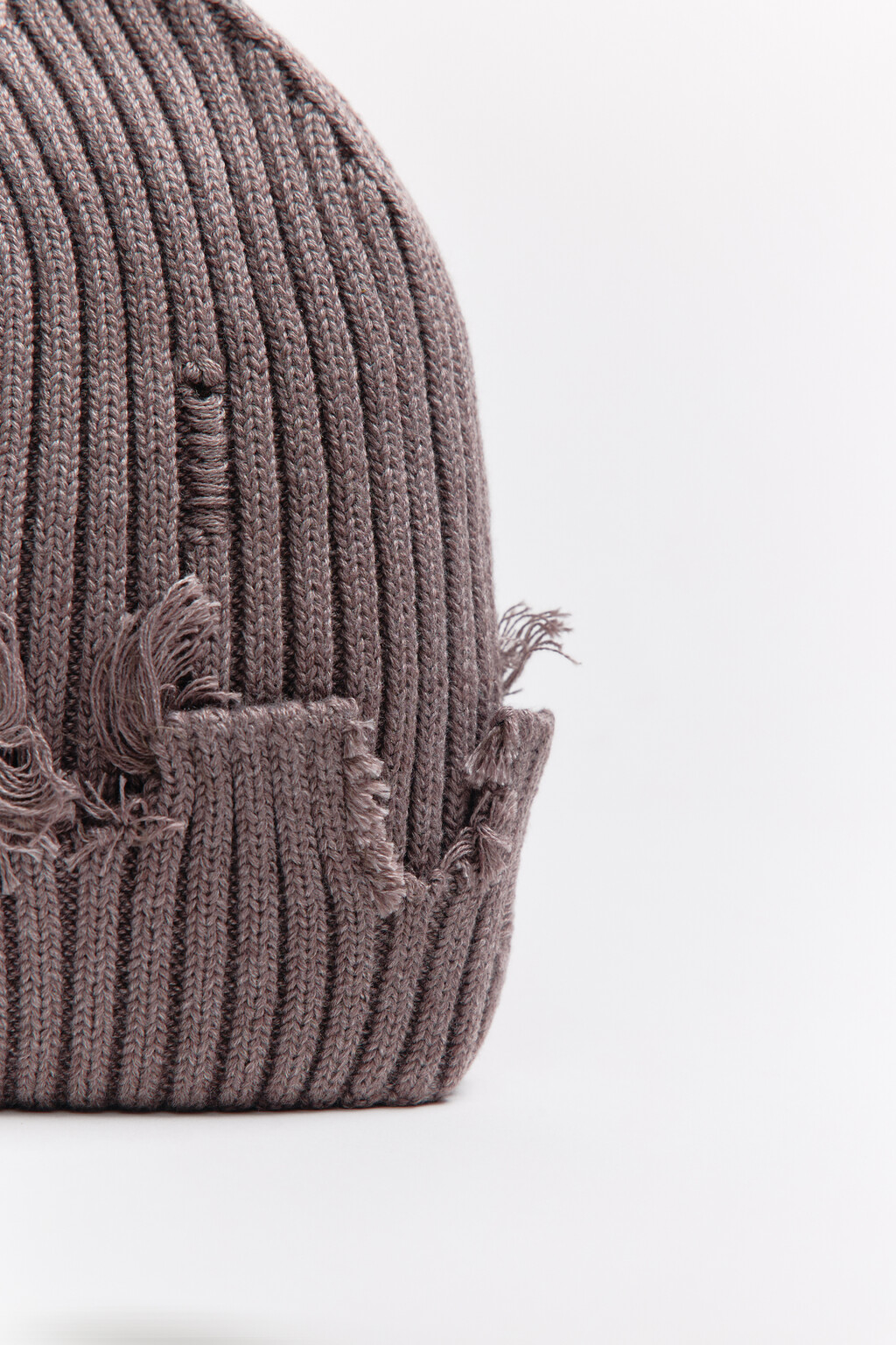 Шапка в рубчик с рваным декором - цвет серый - 5