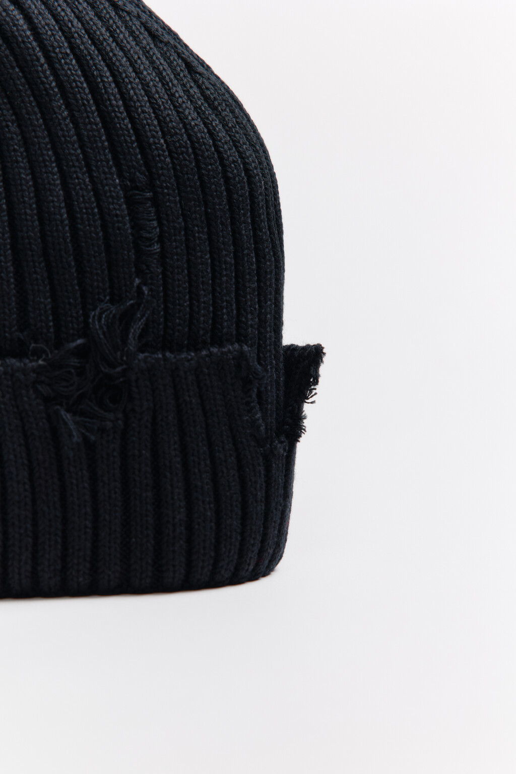 Шапка в рубчик с рваным декором - цвет черный - 2