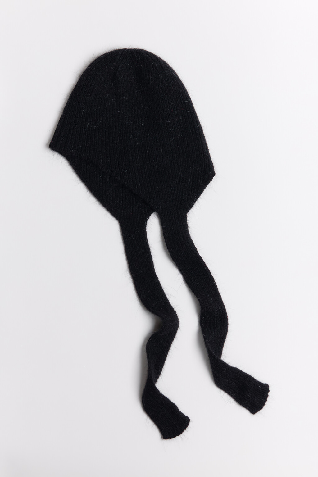 Шапка-чепчик с длинными завязками - цвет черный - 1