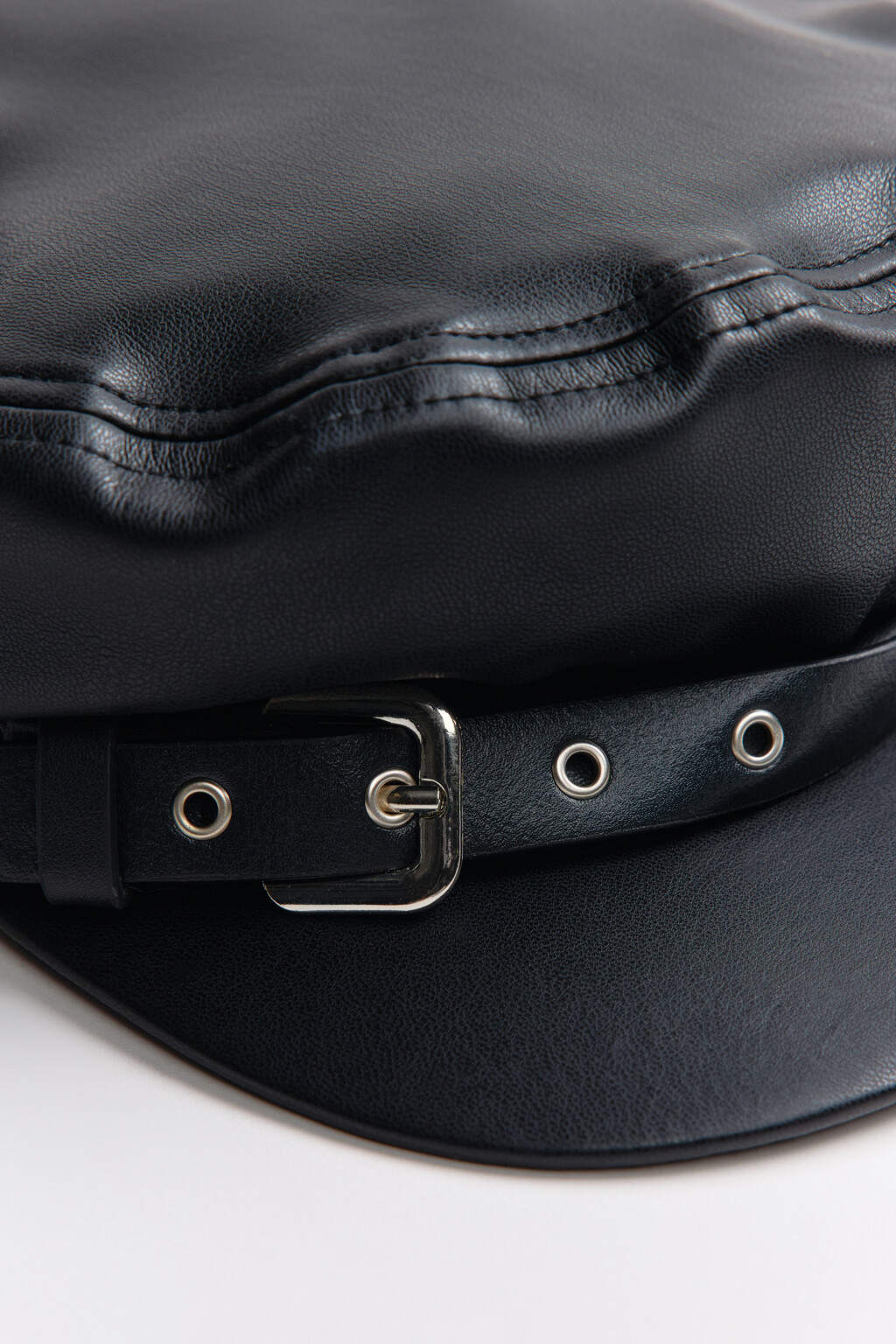 Кепи с ремешком и люверсами - цвет черный - 2