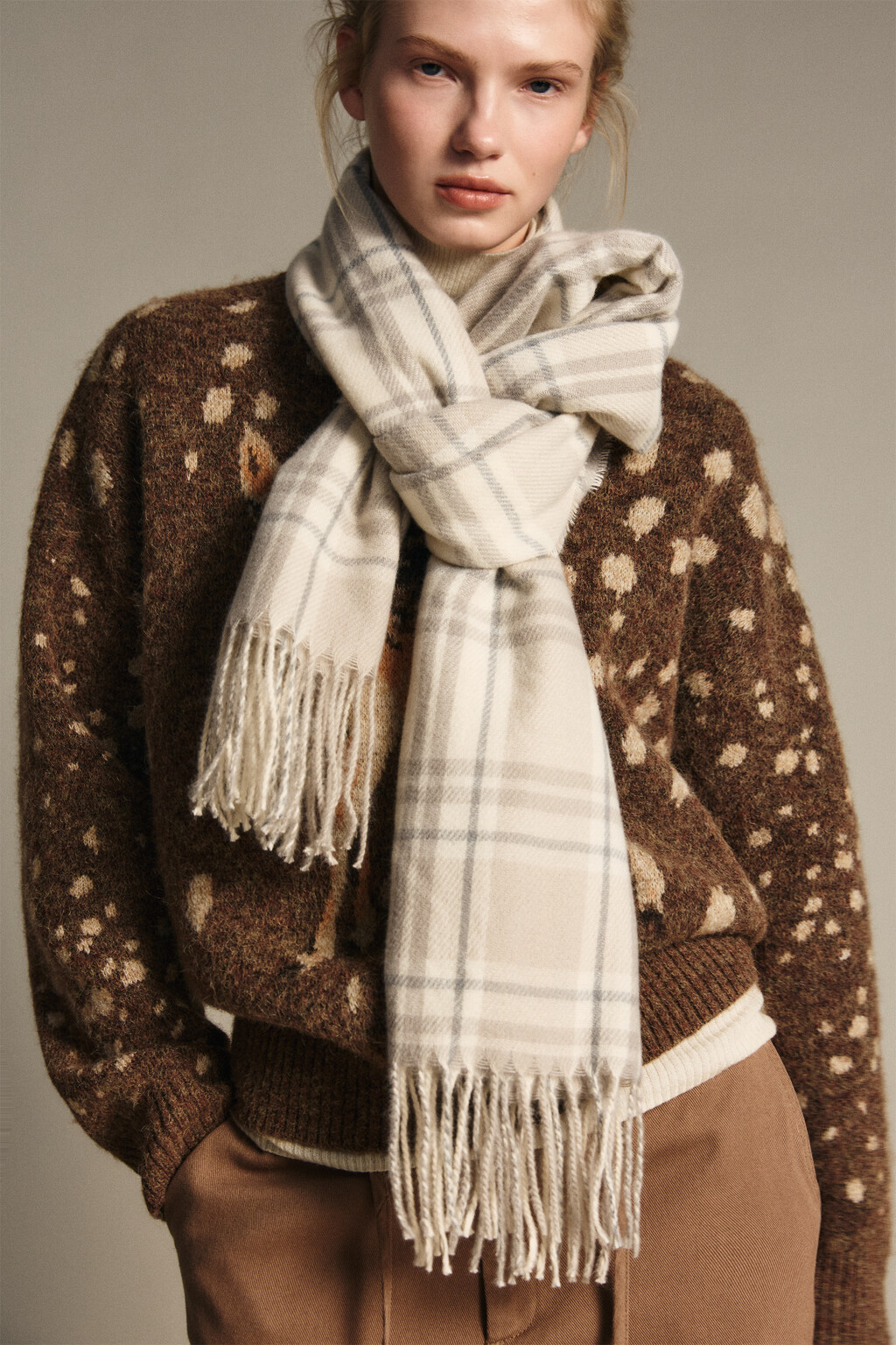 Шарф в клетку с бахромой - цвет бежевый - 1