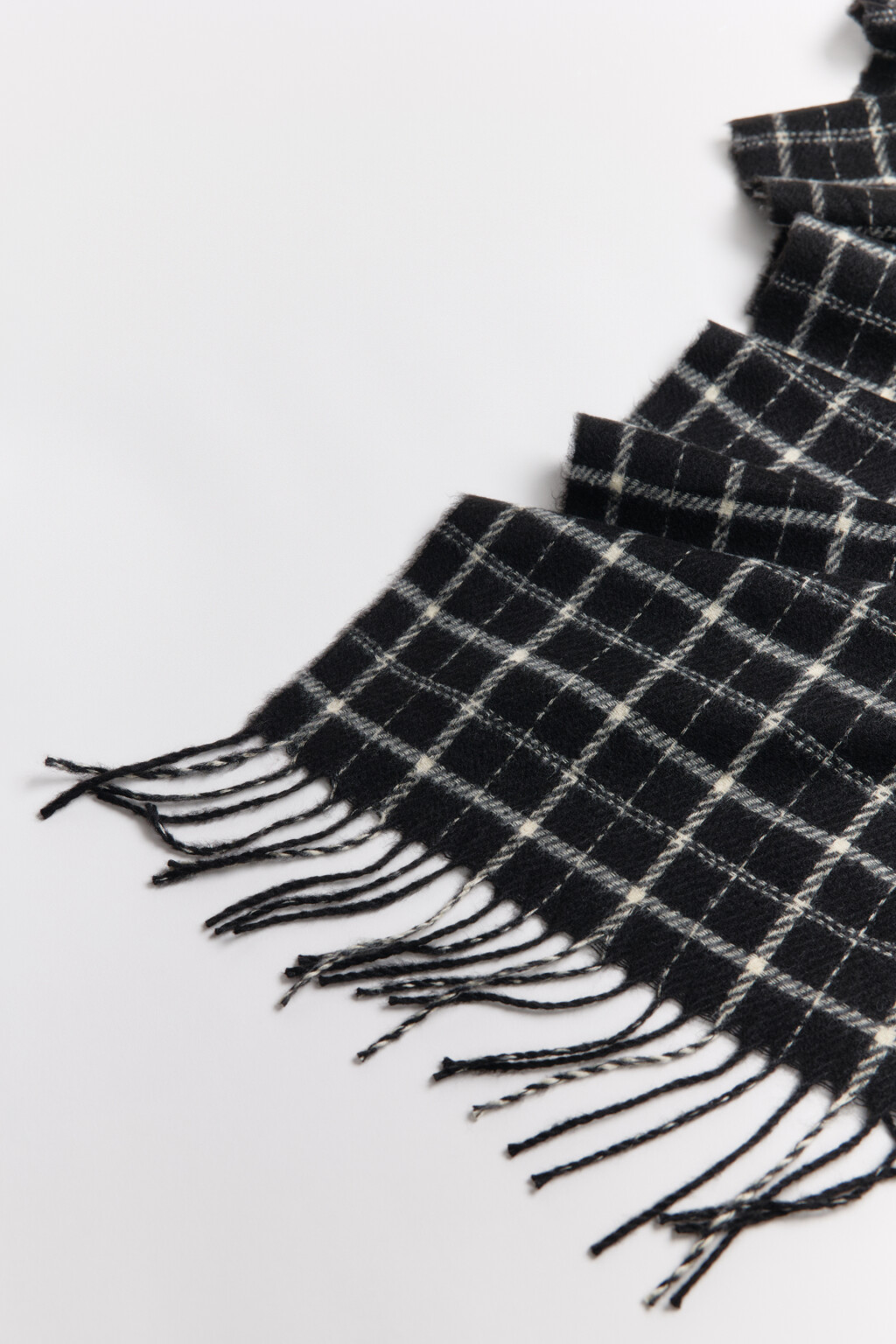 Шарф в клетку с бахромой - цвет черный - 3