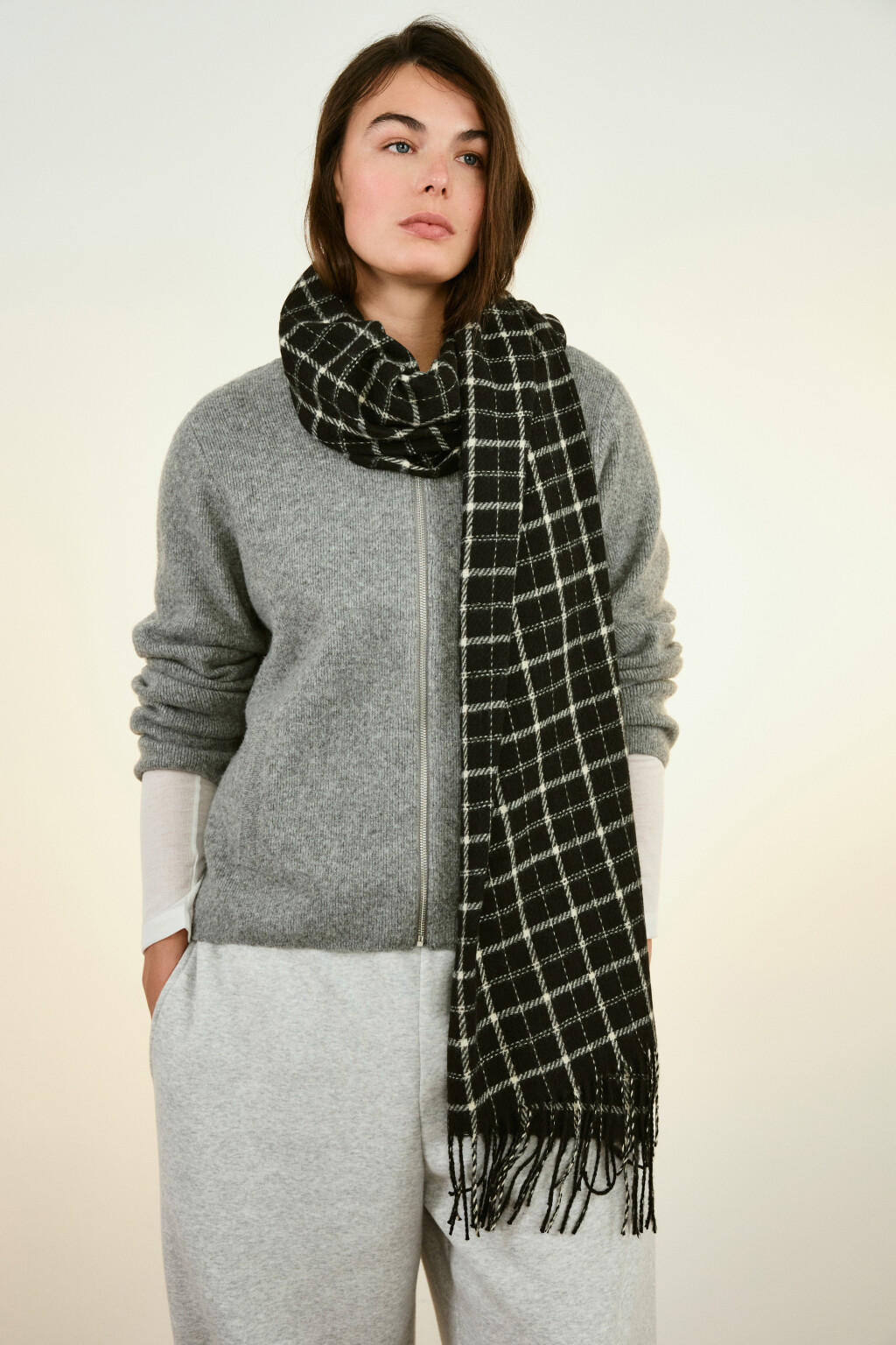 Шарф в клетку с бахромой - цвет черный - 2