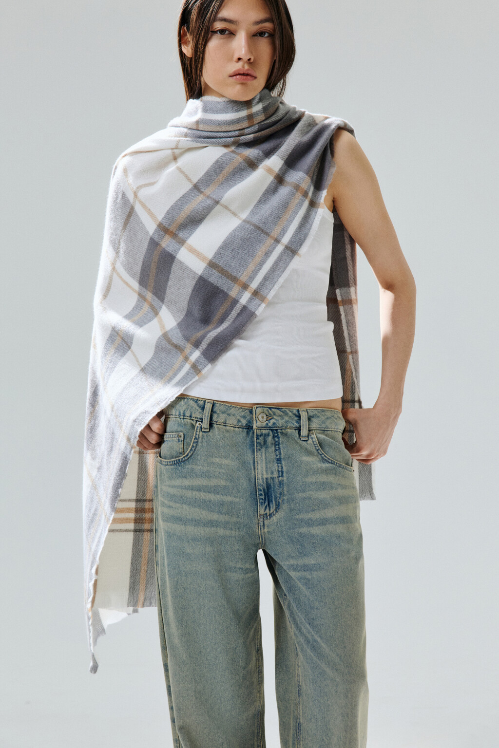 Шарф-палантин в клетку - цвет серый - 1