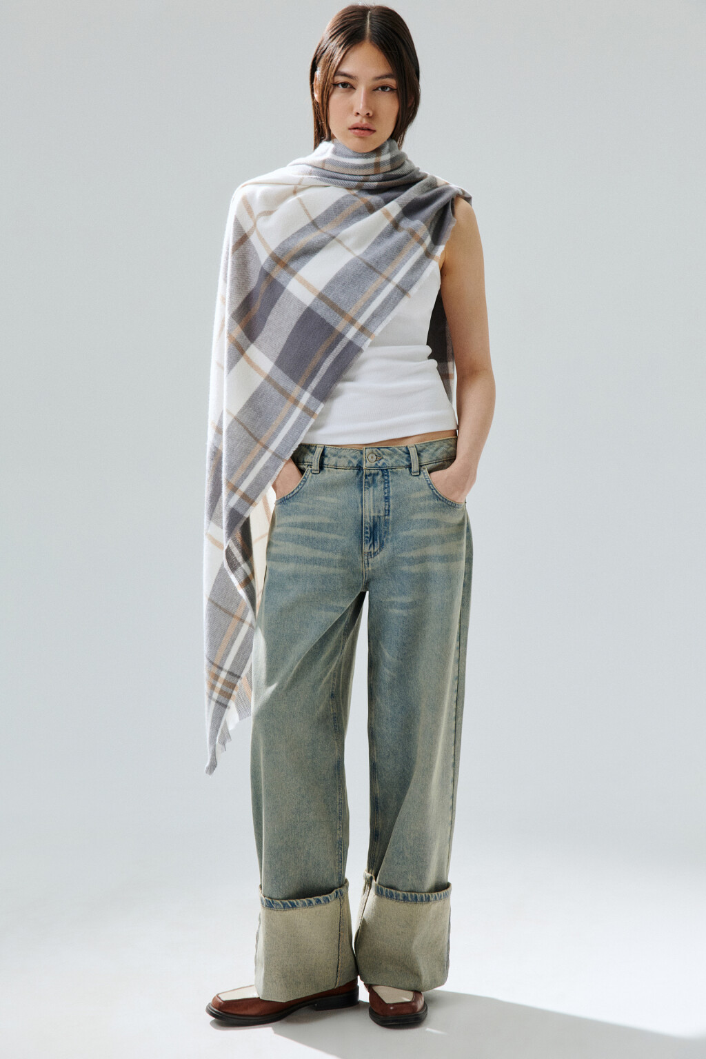 Шарф-палантин в клетку - цвет серый - 2