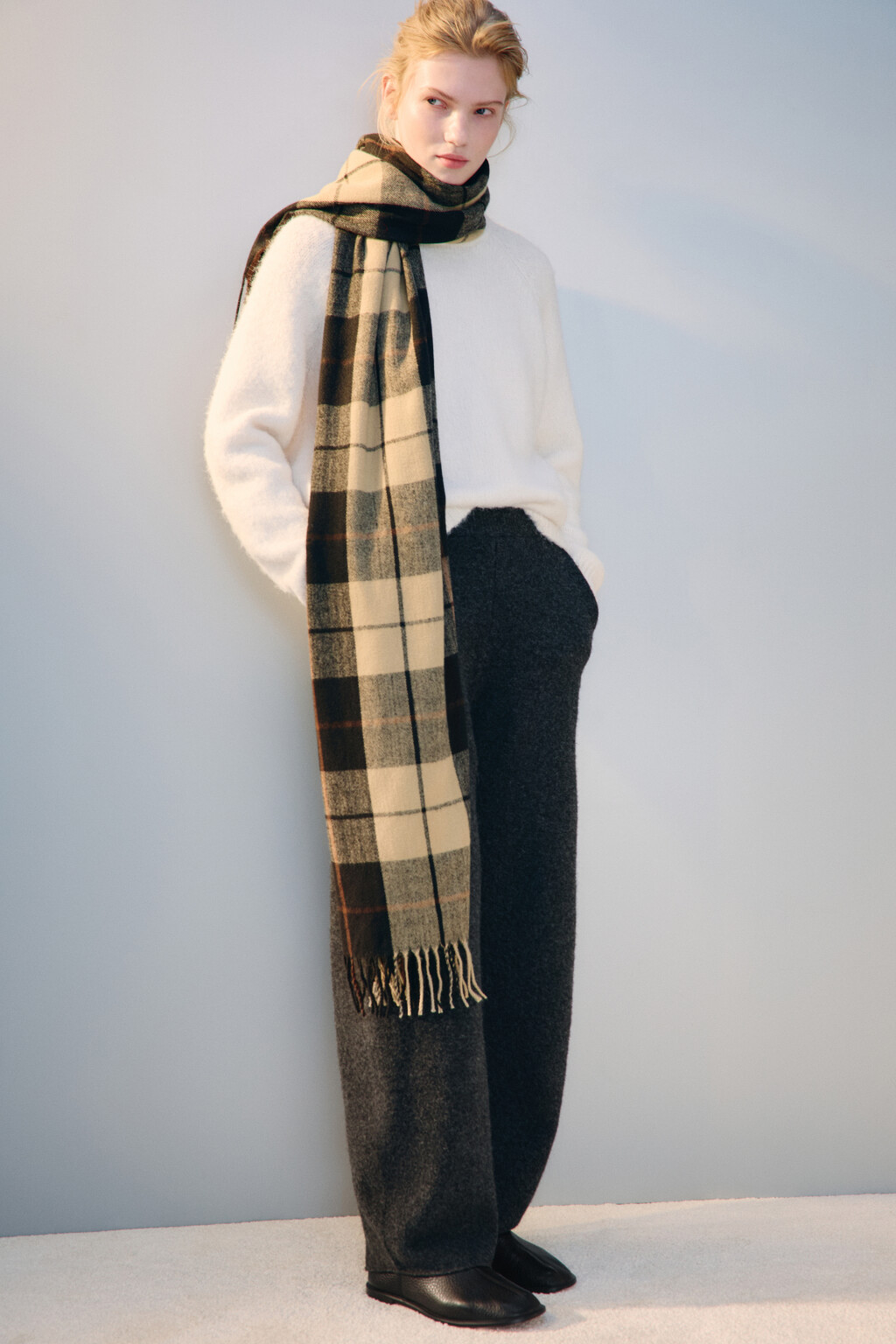 Шарф клетчатый с бахромой - цвет коричневый - 2