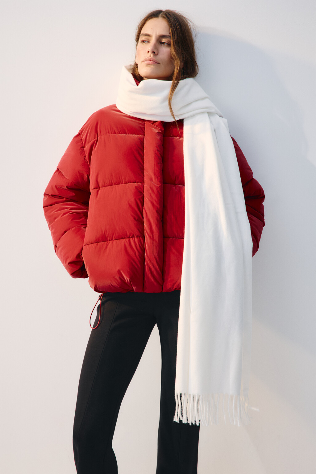 Шарф тонкий с бахромой - цвет белый - 2