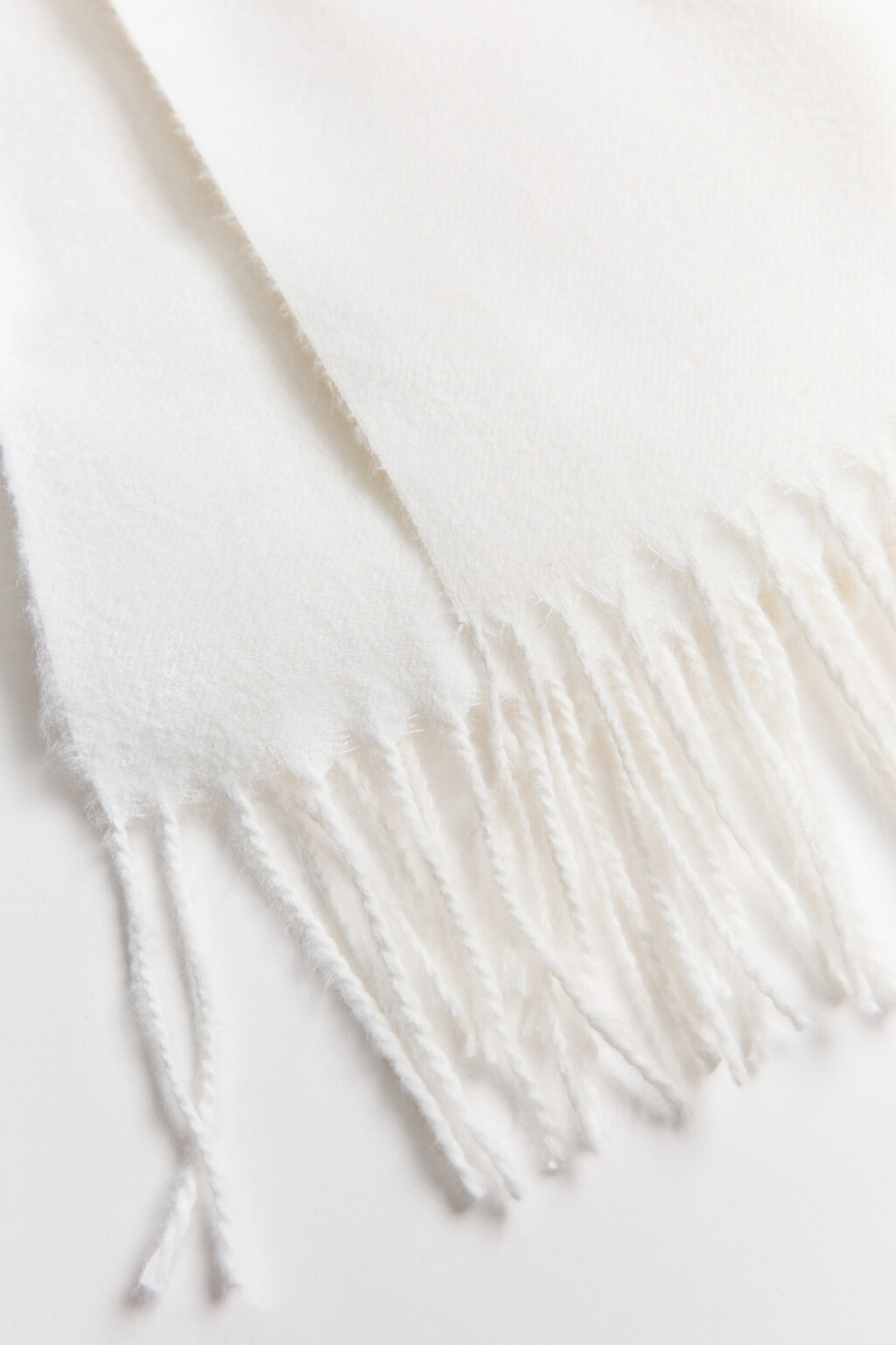 Шарф тонкий с бахромой - цвет белый - 4