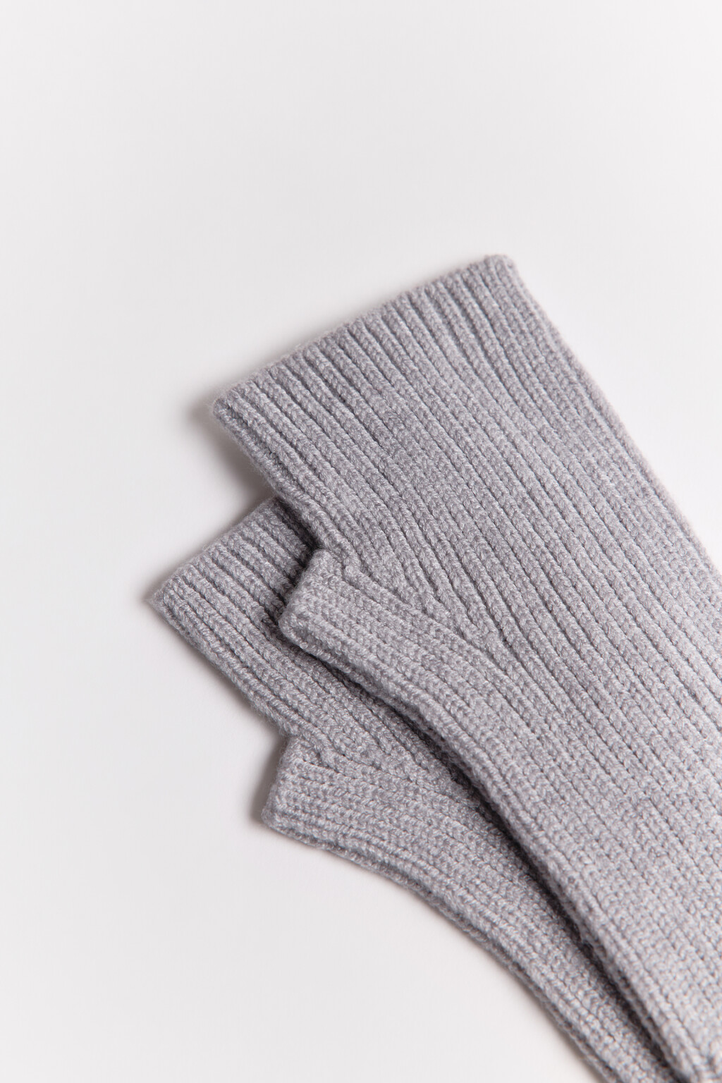 Перчатки-митенки вязаные в рубчик - цвет серый - 2