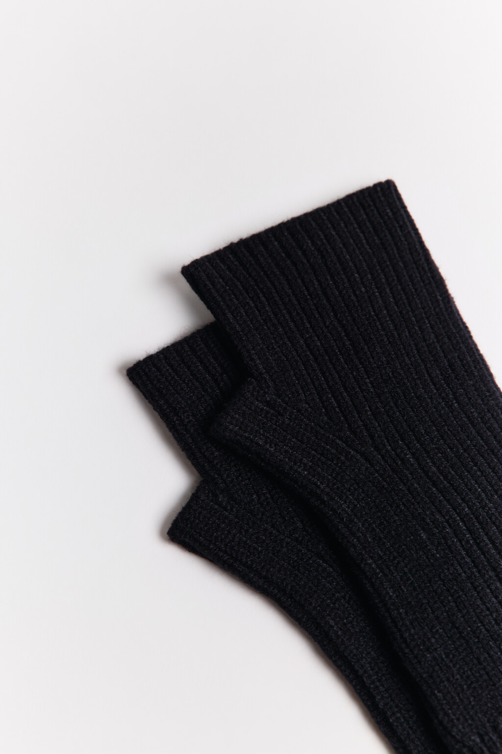 Перчатки-митенки вязаные в рубчик - цвет черный - 2