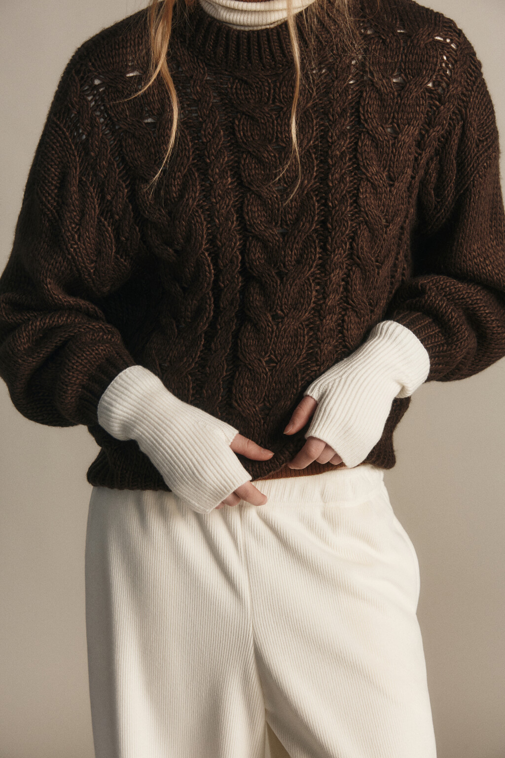 Перчатки-митенки вязаные в рубчик - цвет молочный - 2