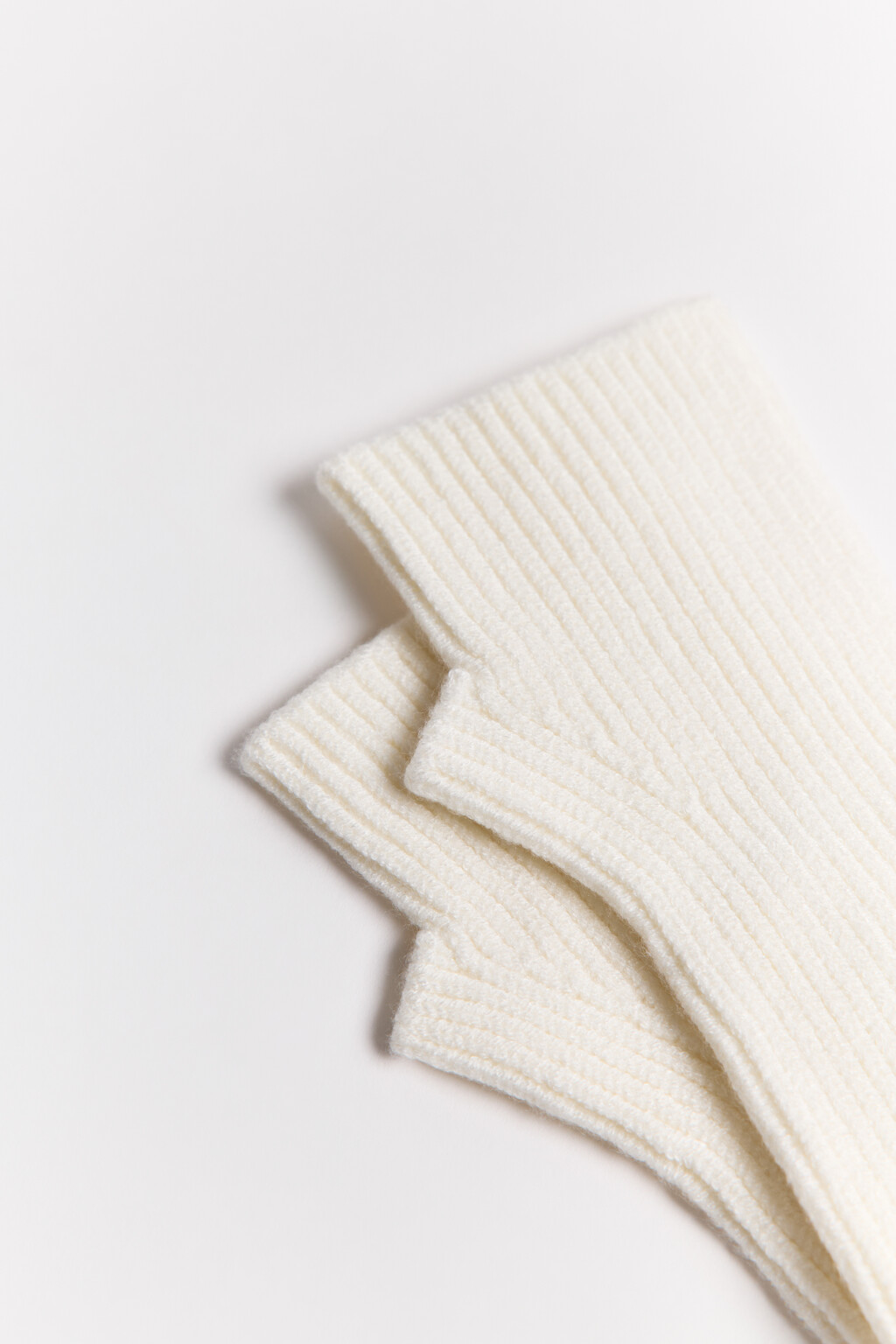 Перчатки-митенки вязаные в рубчик - цвет молочный - 5