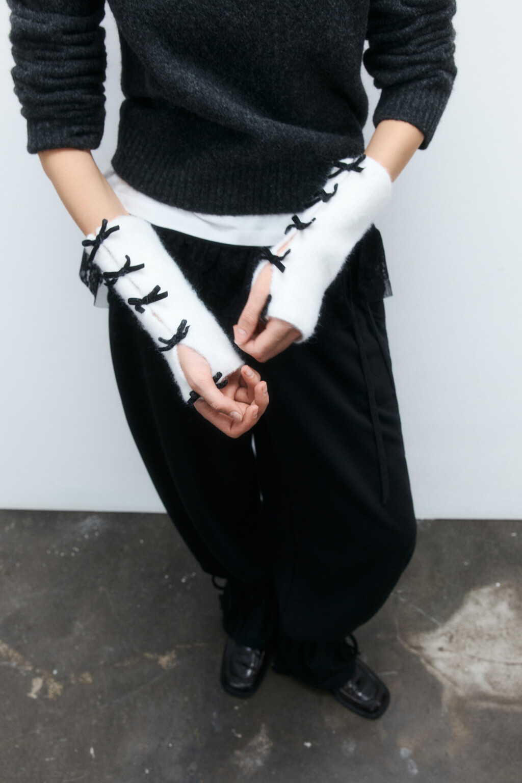 Митенки вязаные с бантиками - цвет молочный - 3