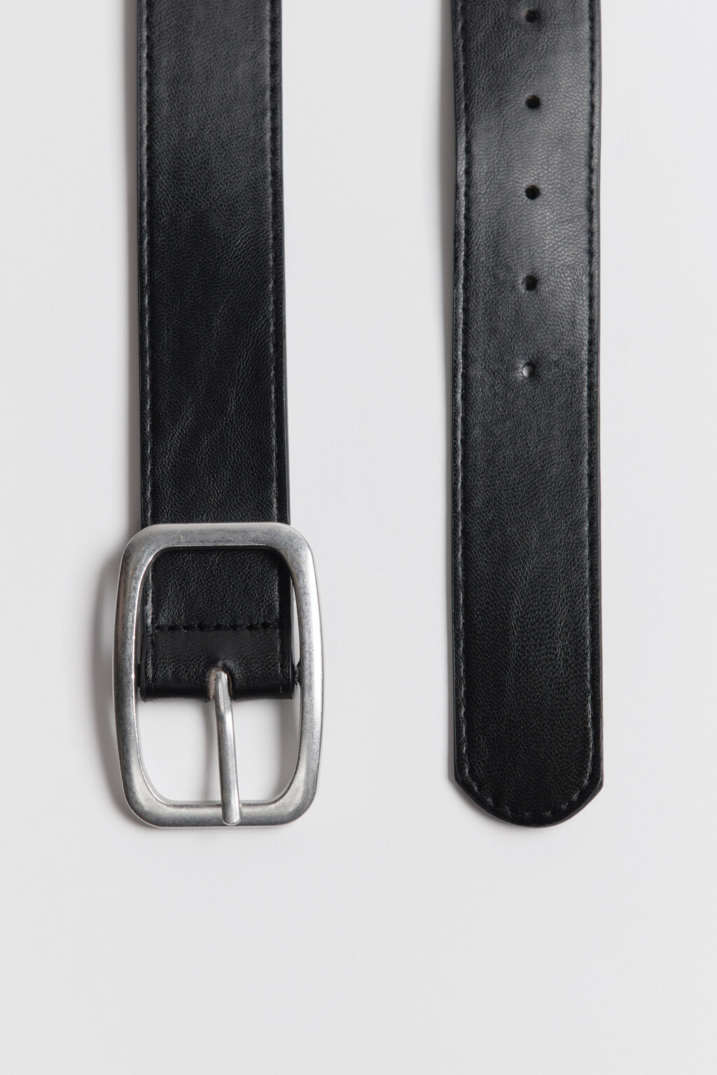 Ремень с серебристой пряжкой - цвет черный - 2
