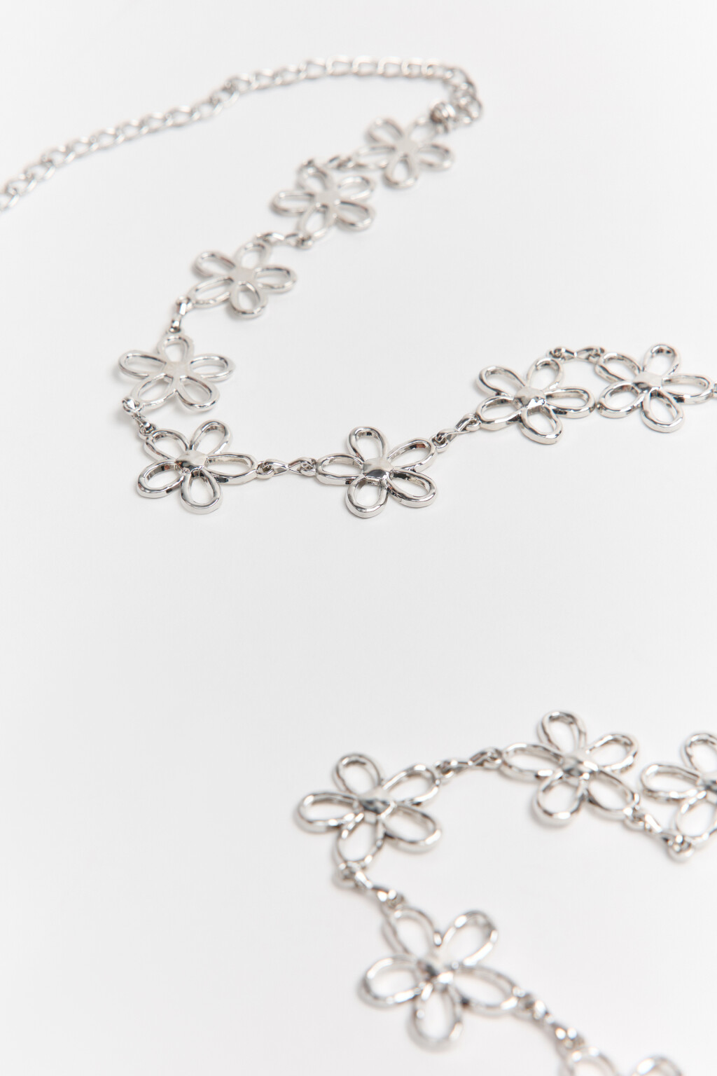 Пояс-цепочка серебристый с цветами - цвет серый - 4