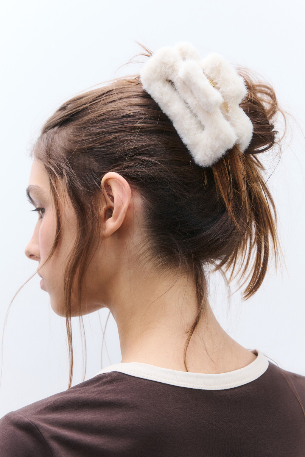 Заколка-краб с пушистой отделкой - цвет белый - 1